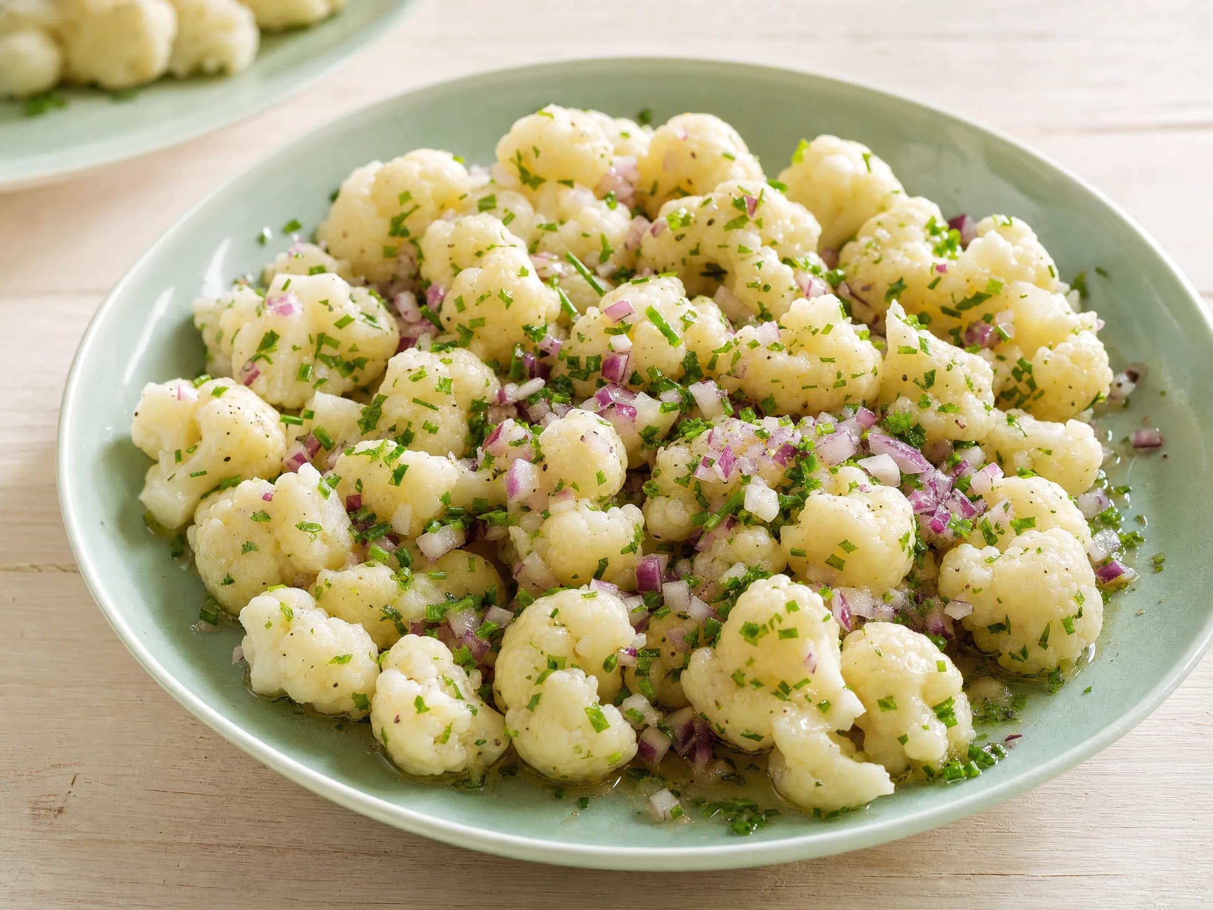 Blumenkohlsalat mit bissfesten Röschen und Kräuter-Vinaigrette
