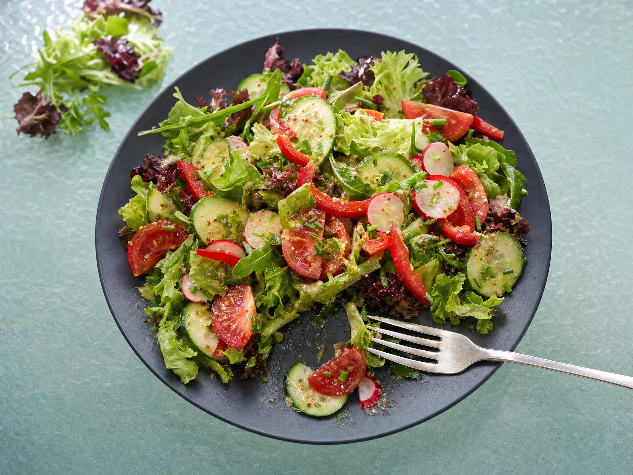 Gemischter Salat mit Senf-Dressing