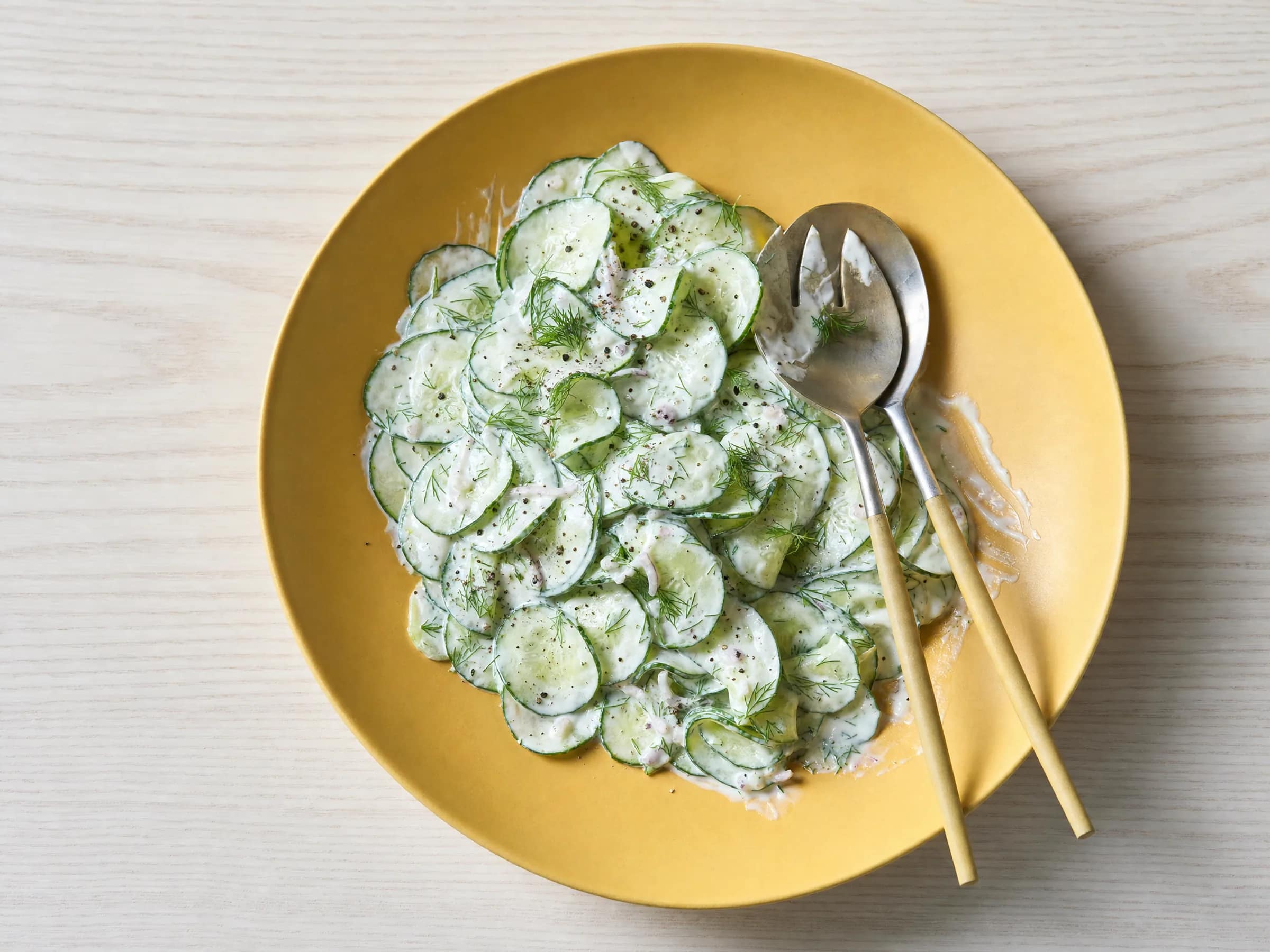 Gurkensalat mit Joghurt-Dressing und frischem Dill