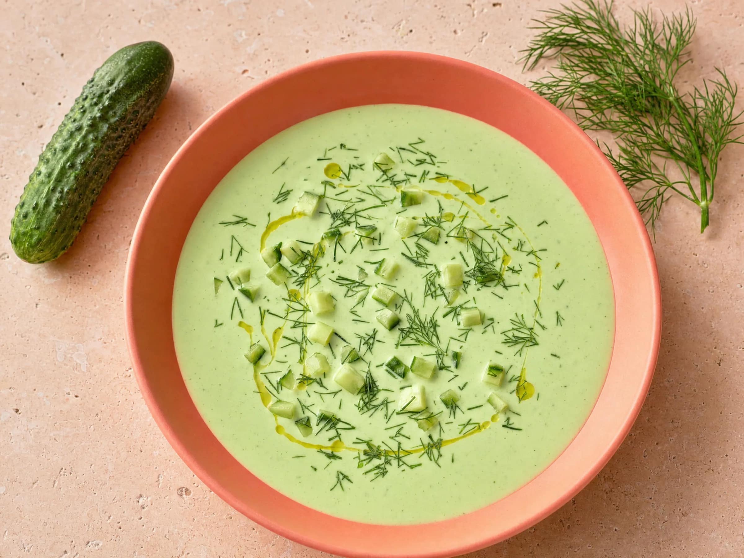 Kalte Gurkensuppe mit Joghurt, Dill und Zitrone