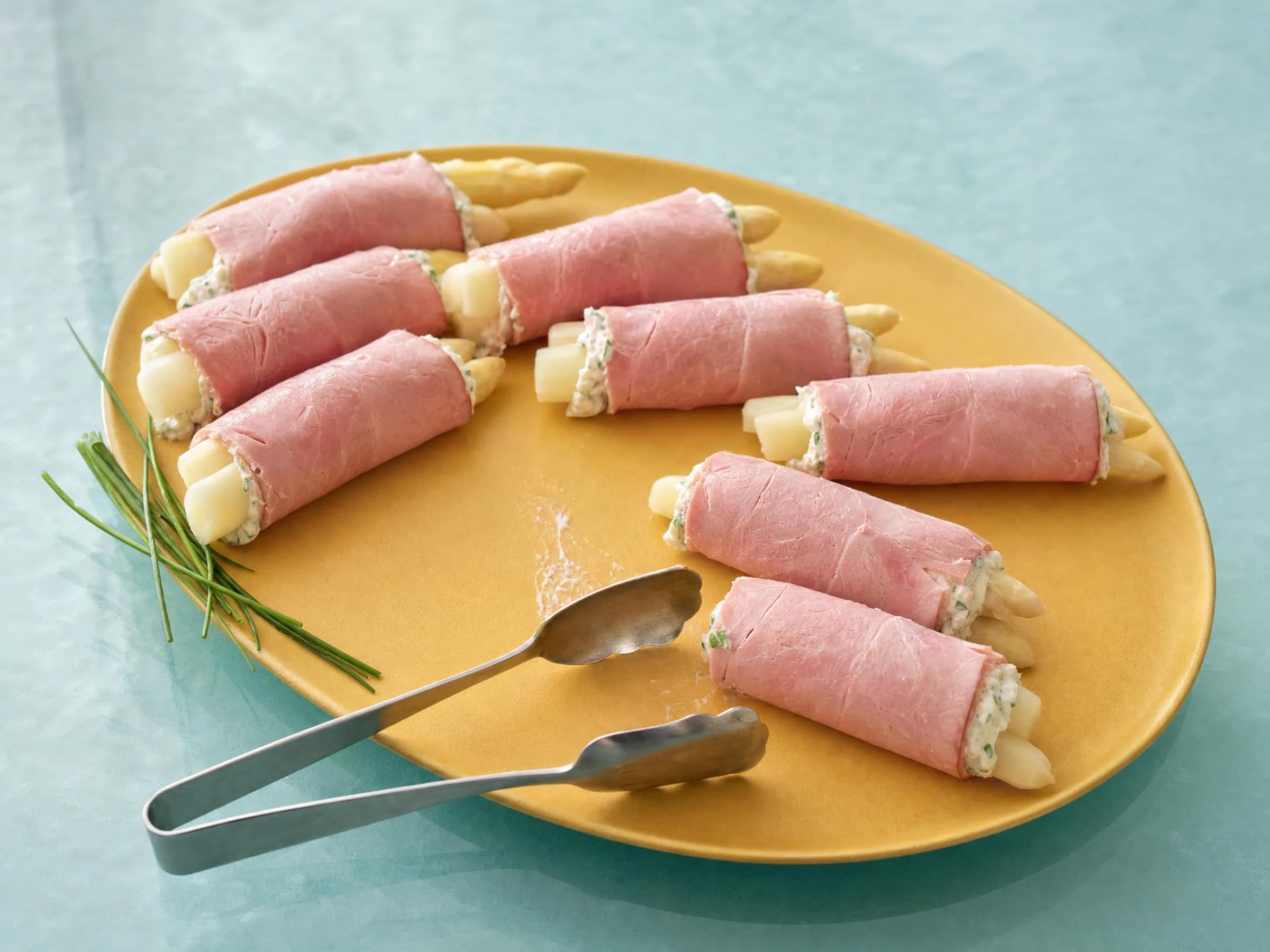 Schinkenröllchen mit Spargel und Senf-Kräuter-Creme