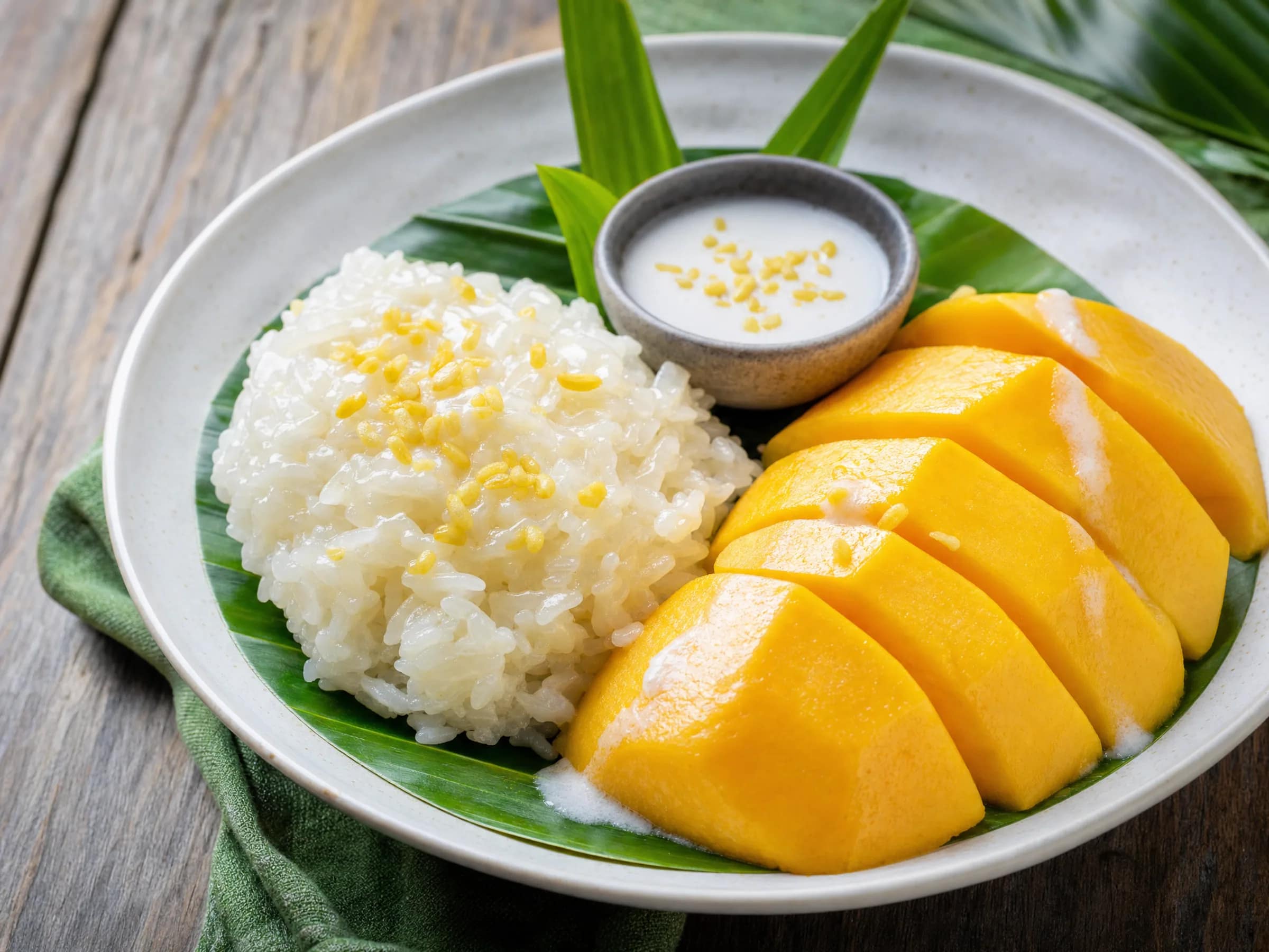 Mango Sticky Rice mit gedämpftem Thai-Klebreis und salziger Kokossauce