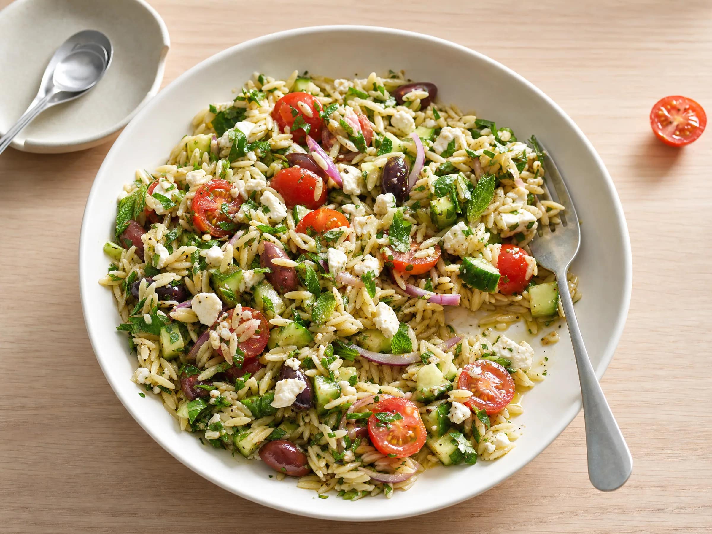 Mediterraner Orzo-Salat mit Feta