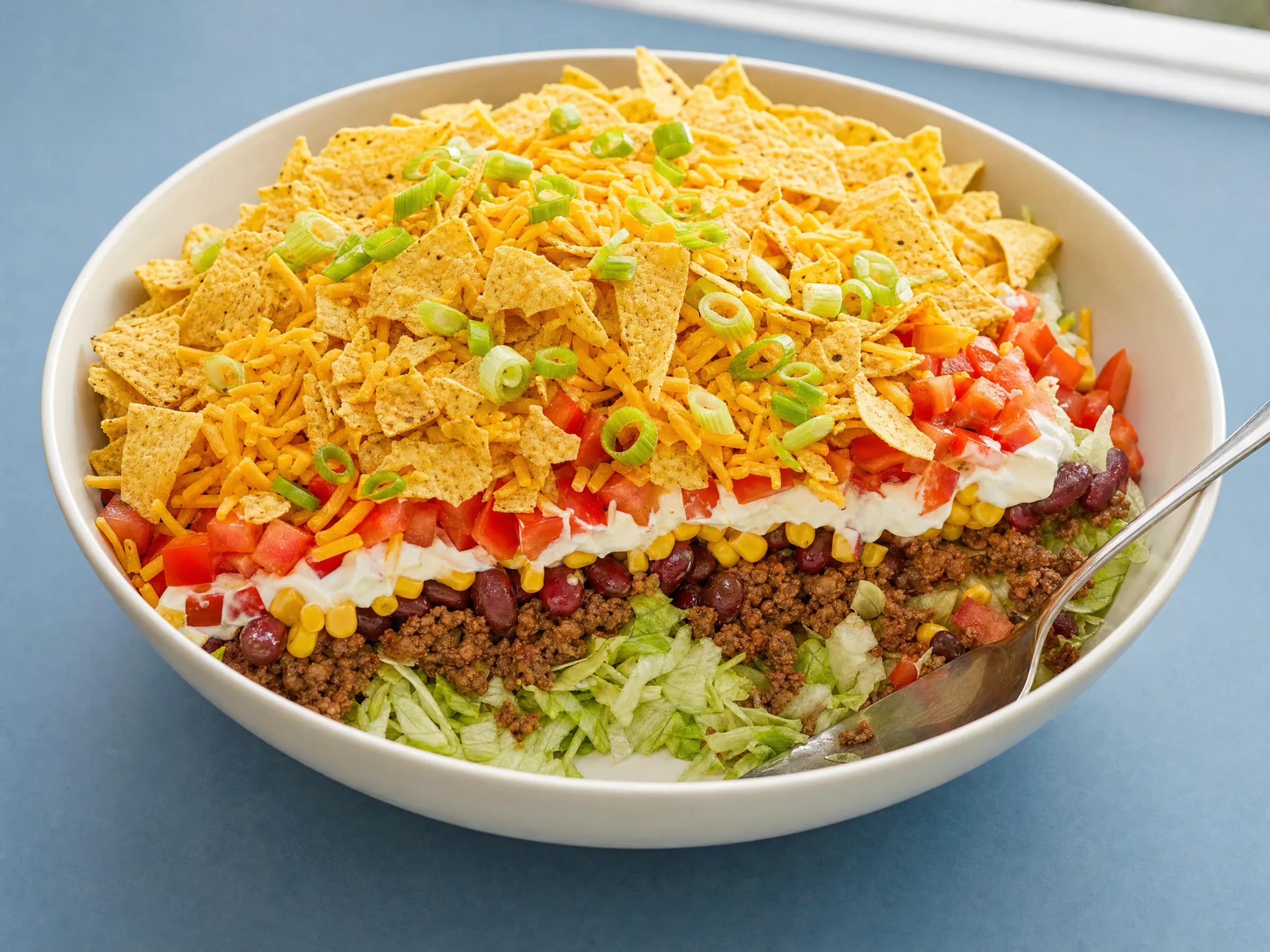 Nacho-Salat mit Hackfleisch als Schichtsalat