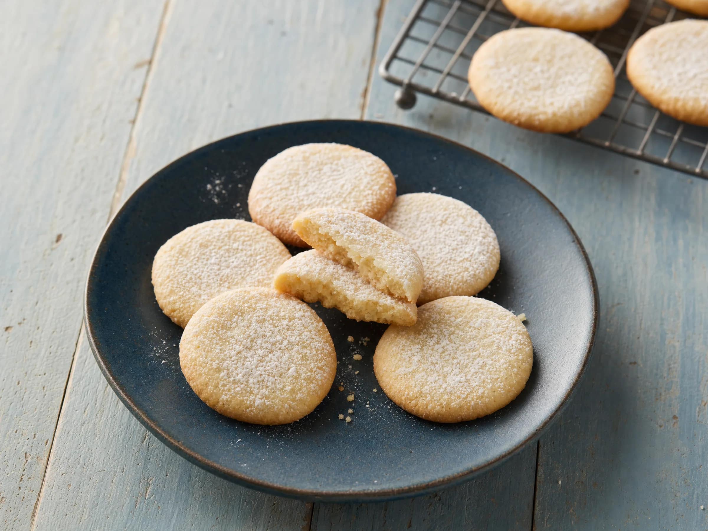 Plätzchen mit Marzipan und gemahlenen Mandeln