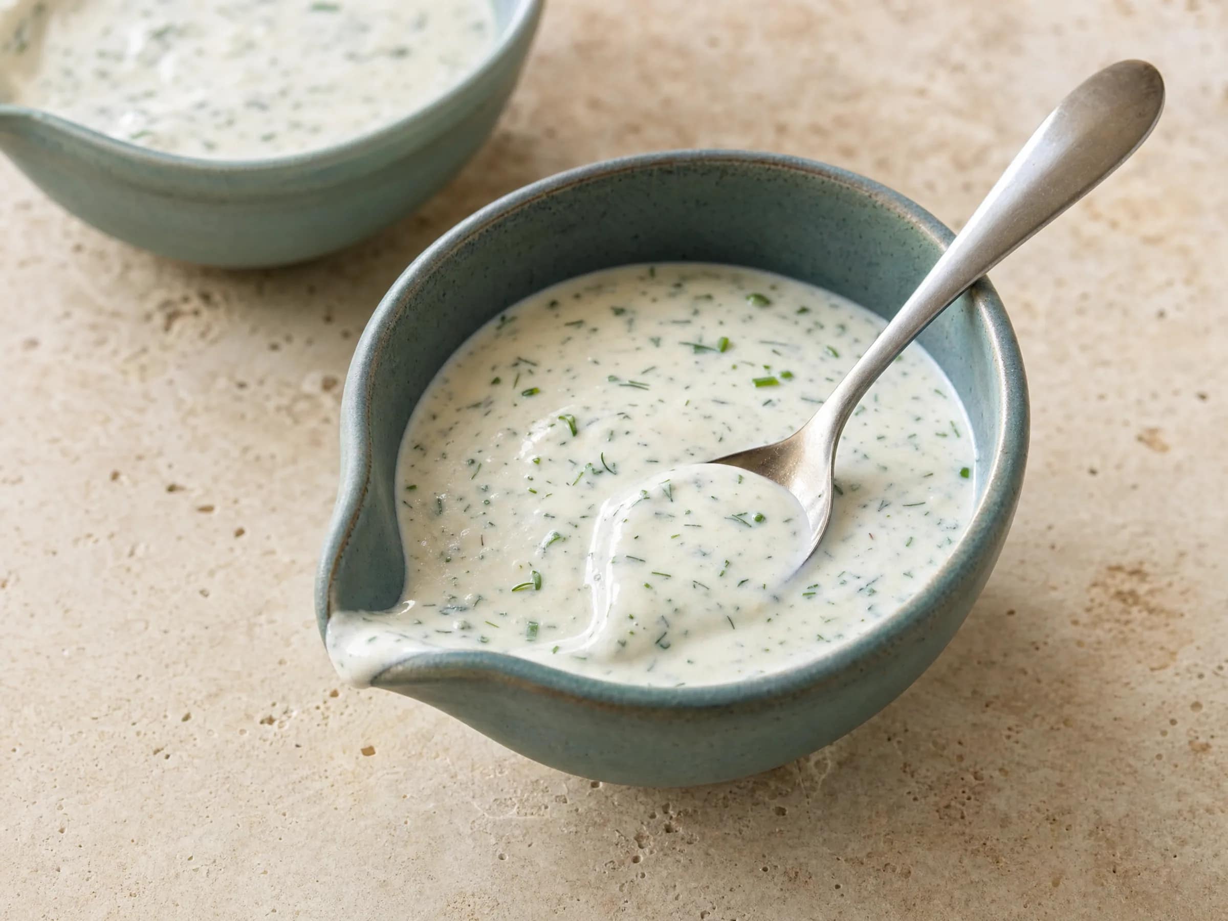 Ranch-Dressing mit Buttermilch und Kräutern