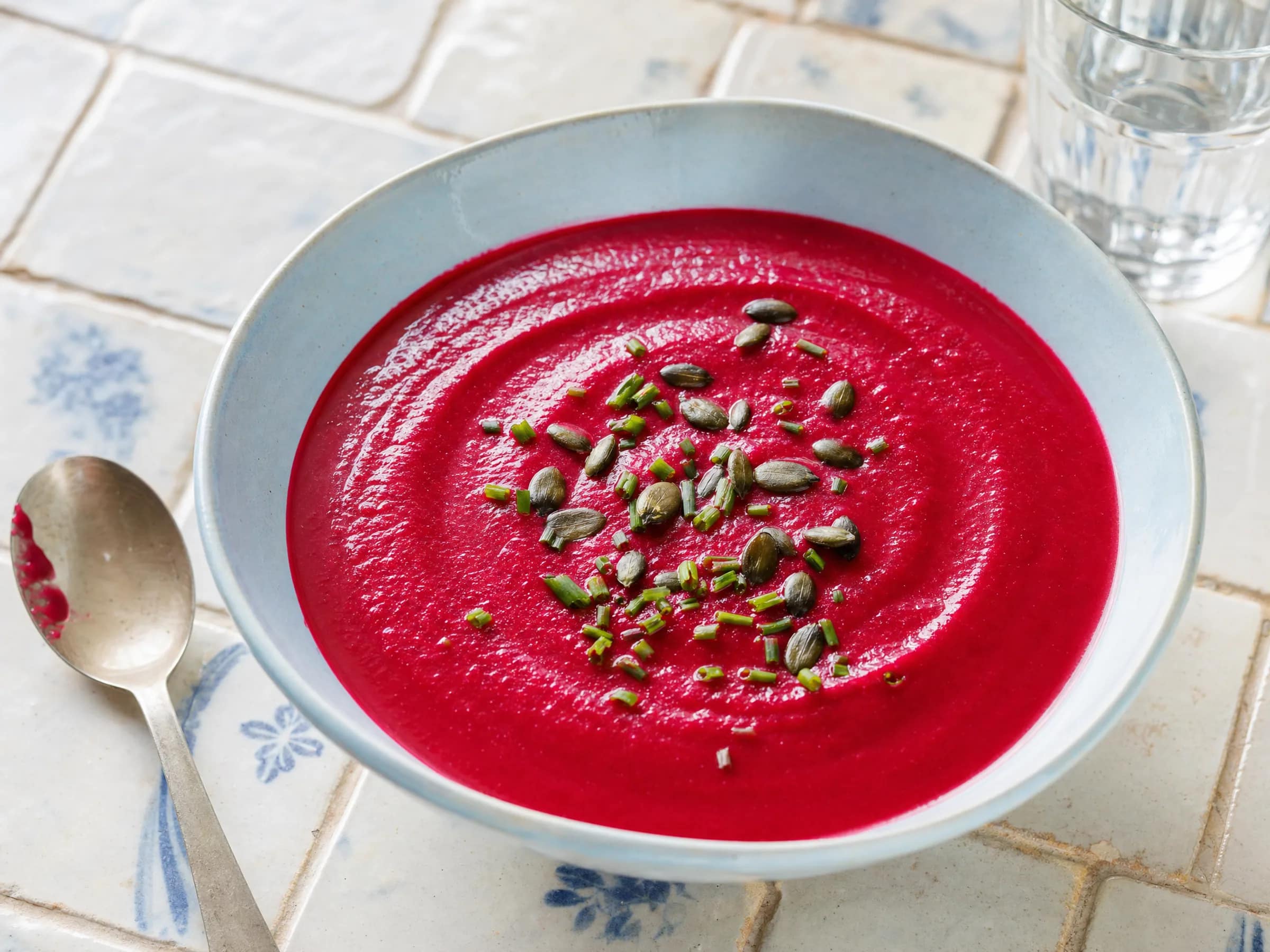 Rote-Bete-Suppe mit Kartoffeln und Ingwer, fein püriert