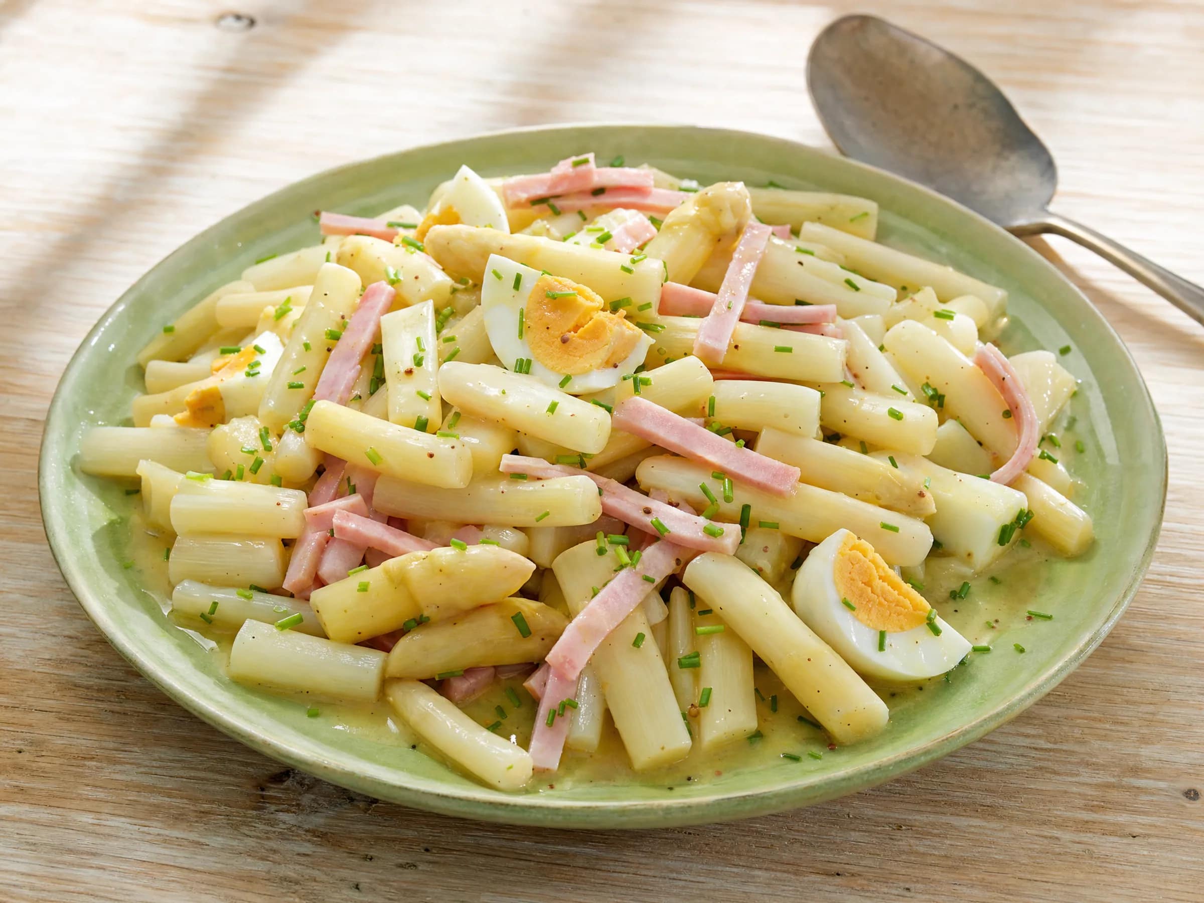 Spargelsalat mit Ei und Schinken