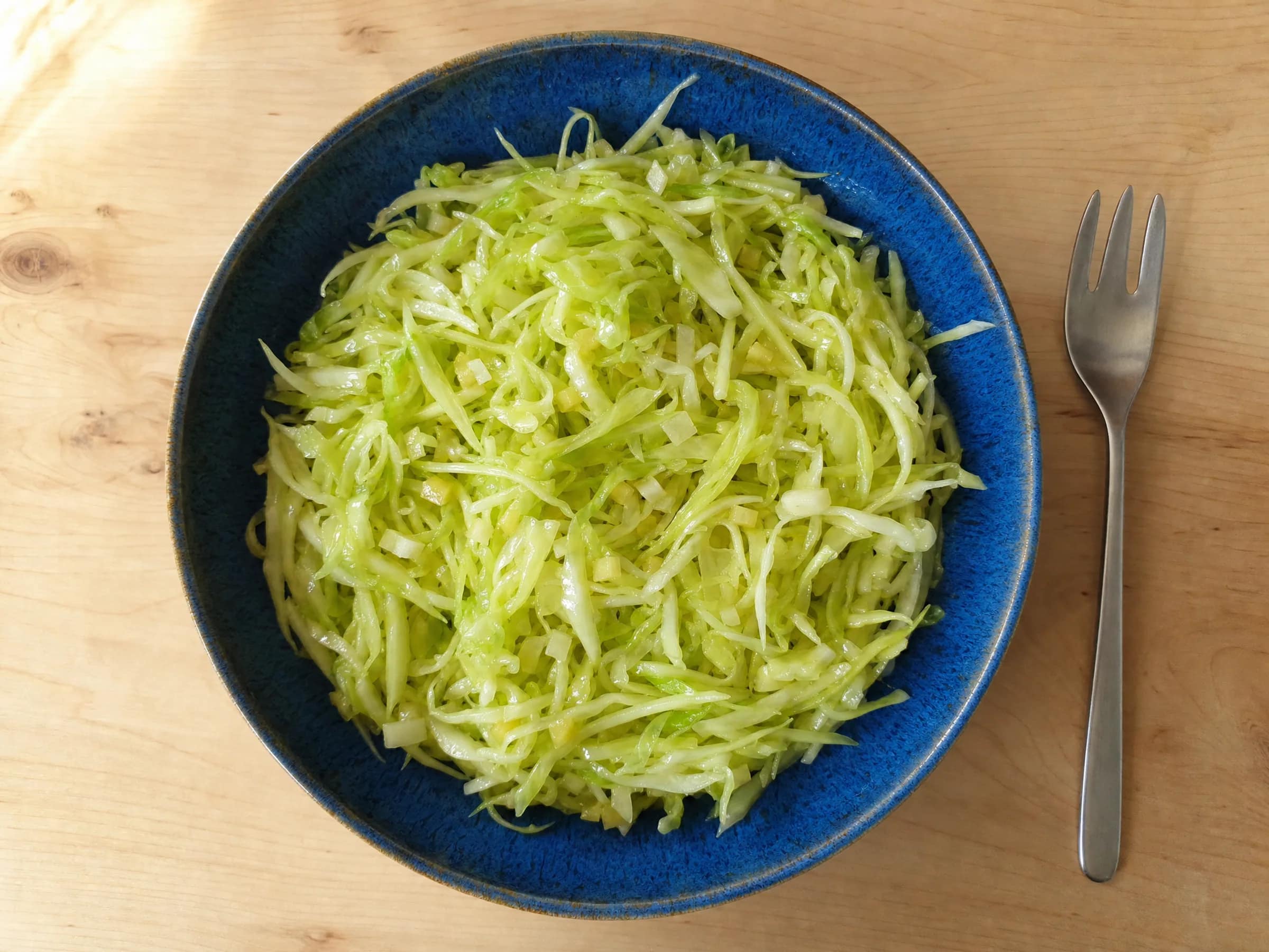 Spitzkohlsalat mit Essig-Öl-Dressing