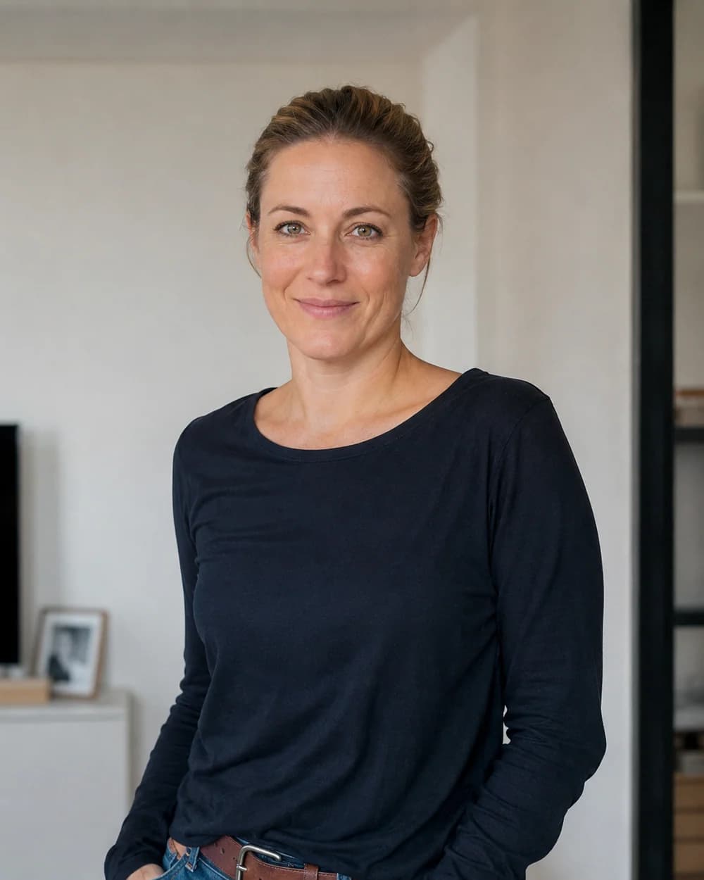 Moni aus dem Plany Team in einem hellen Wohnraum.
