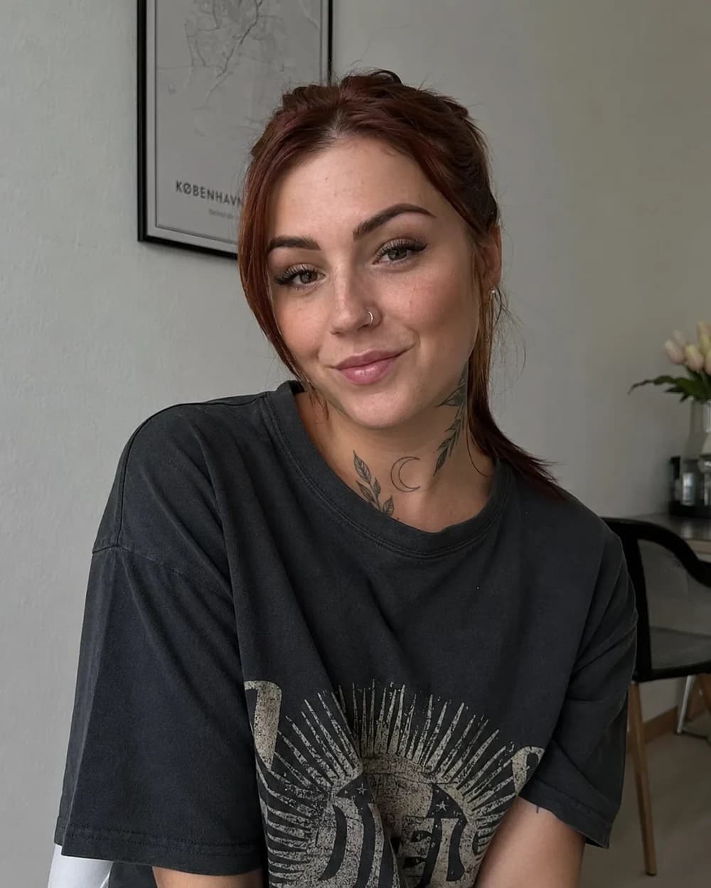 Vanessa aus dem Plany Team in einem hellen Wohnraum.