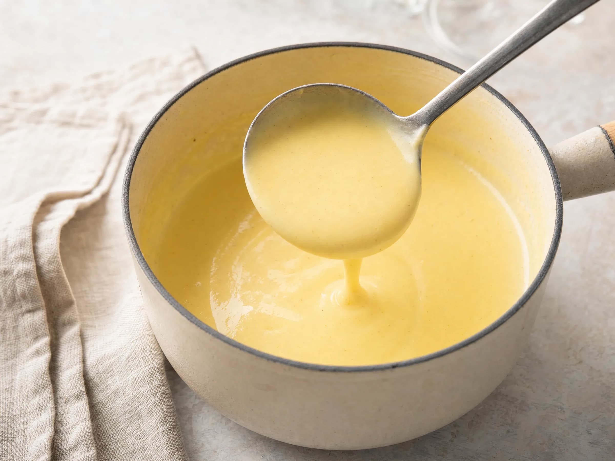 Käsesoße Grundrezept mit Gouda fertig angerichtet