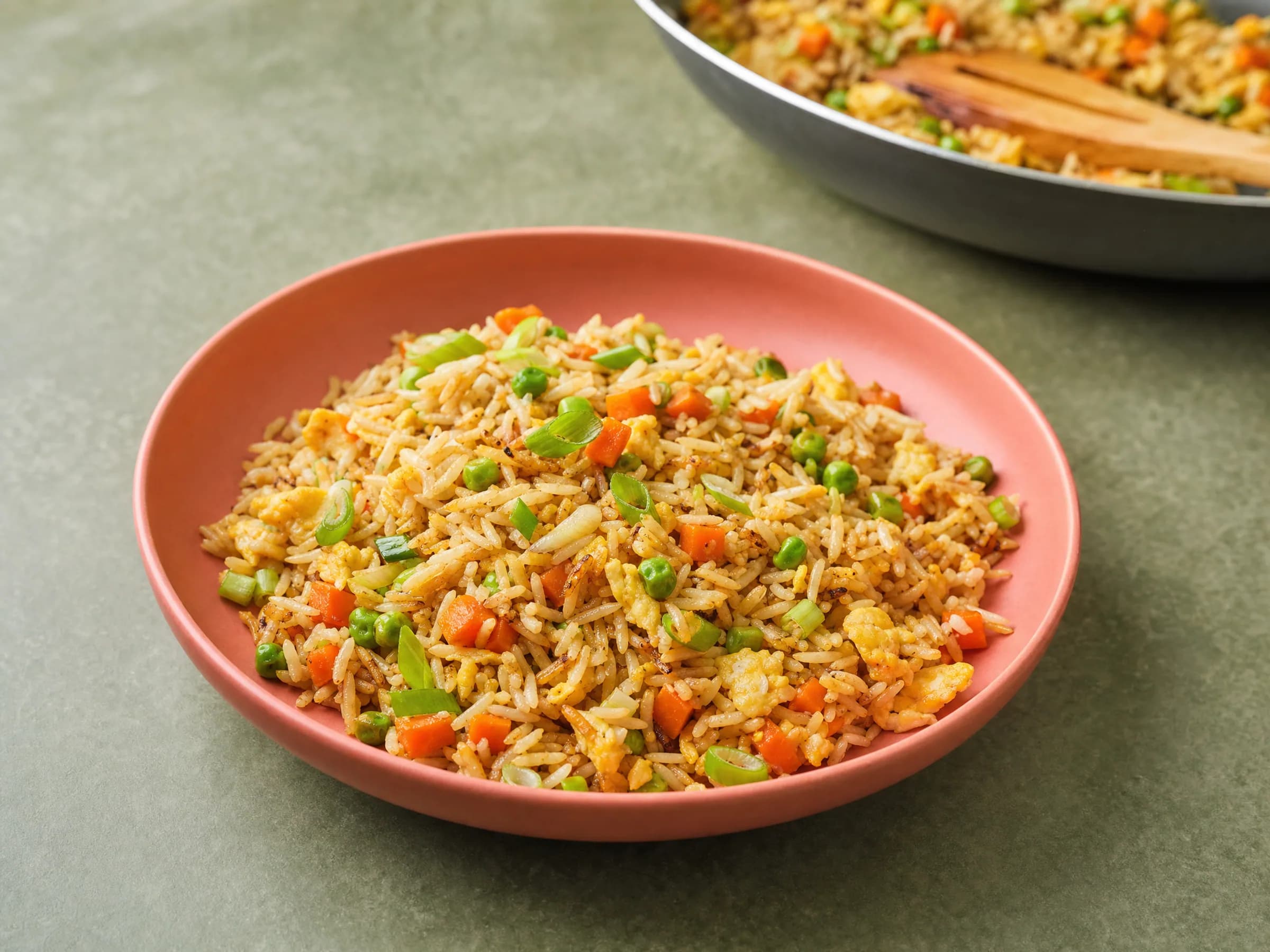 Fried Rice mit Ei und Gemüse fertig angerichtet