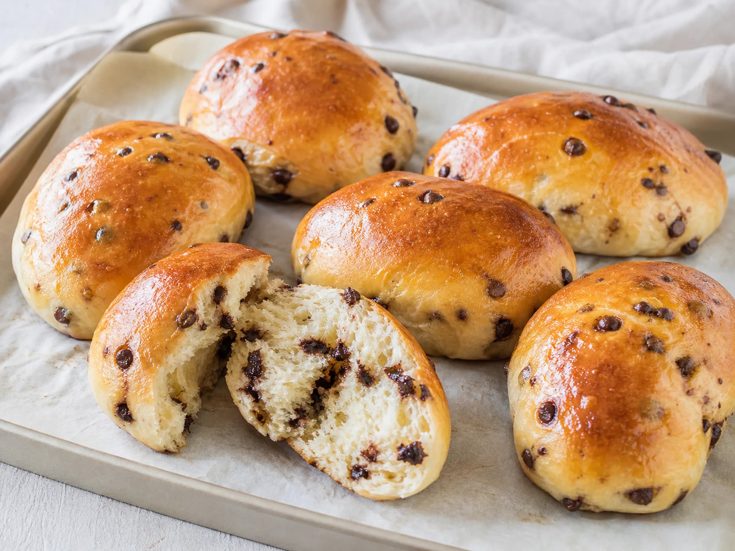 Frisch gebackene Schokobrötchen mit weicher Krume und dunklen Schokotropfen