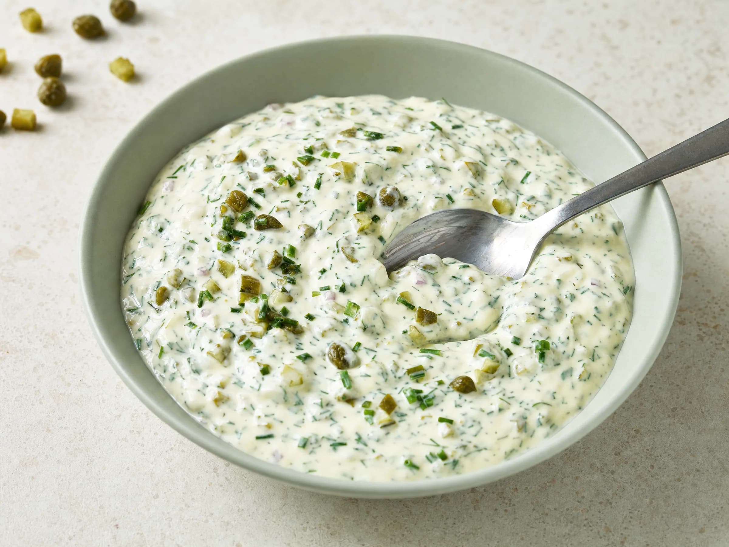 Sauce Tartare mit Cornichons, Kapern und Kräutern fertig angerichtet