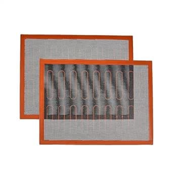 Amazon Basics Silikon-Backmatte, haftet nicht an, perforiert, für Brot, Gebäck, leicht zu reinigen, wiederverwendbar, 2 Stück, schwarz-rot-weiß, Rechteckig 40L x 30B cm