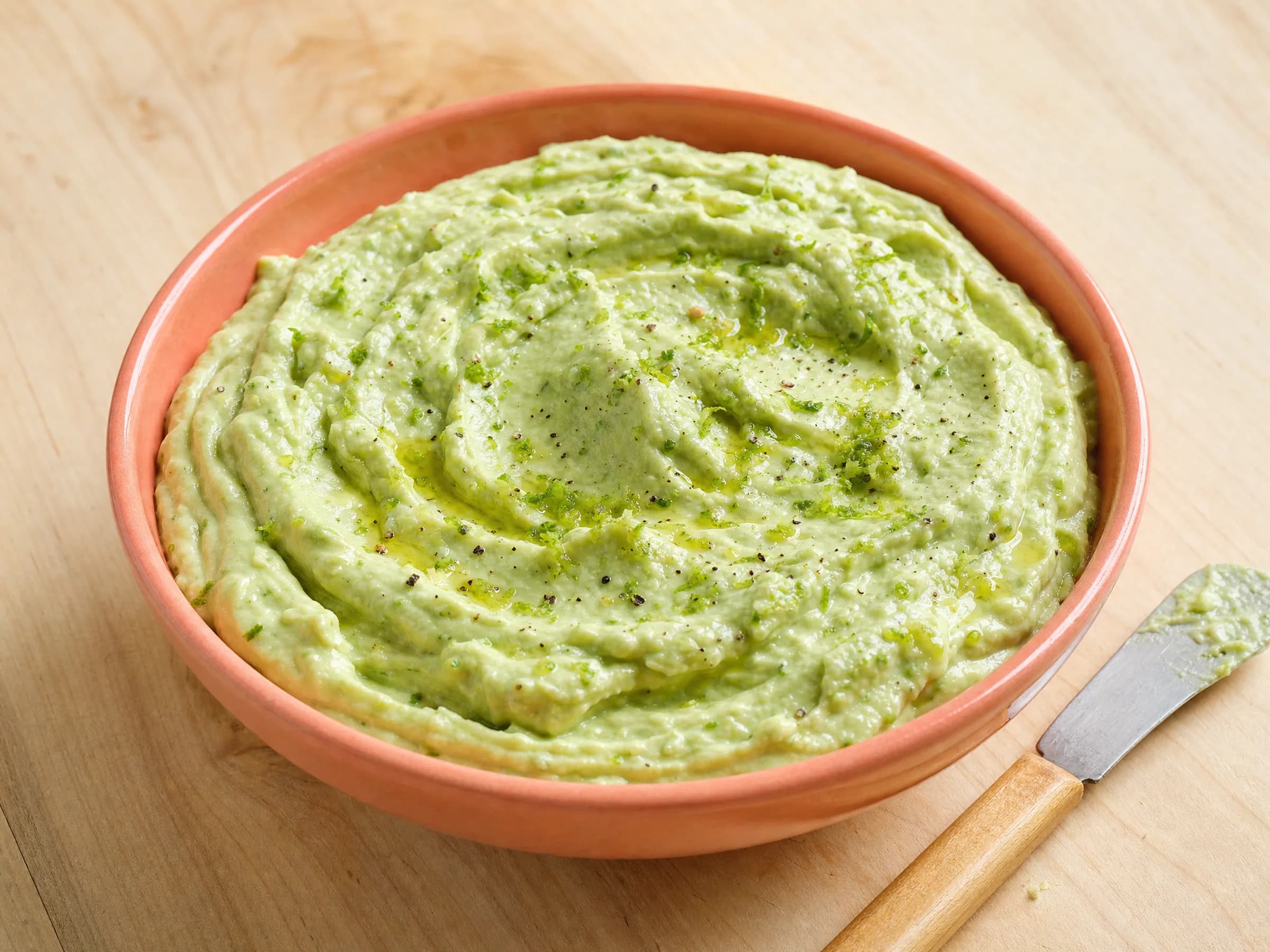 Avocadocreme-Brotaufstrich mit Frischkäse, Limette und Knoblauch Rezeptfoto Avocadocreme-Brotaufstrich mit Frischkäse, Limette und Knoblauch fertig angerichtet