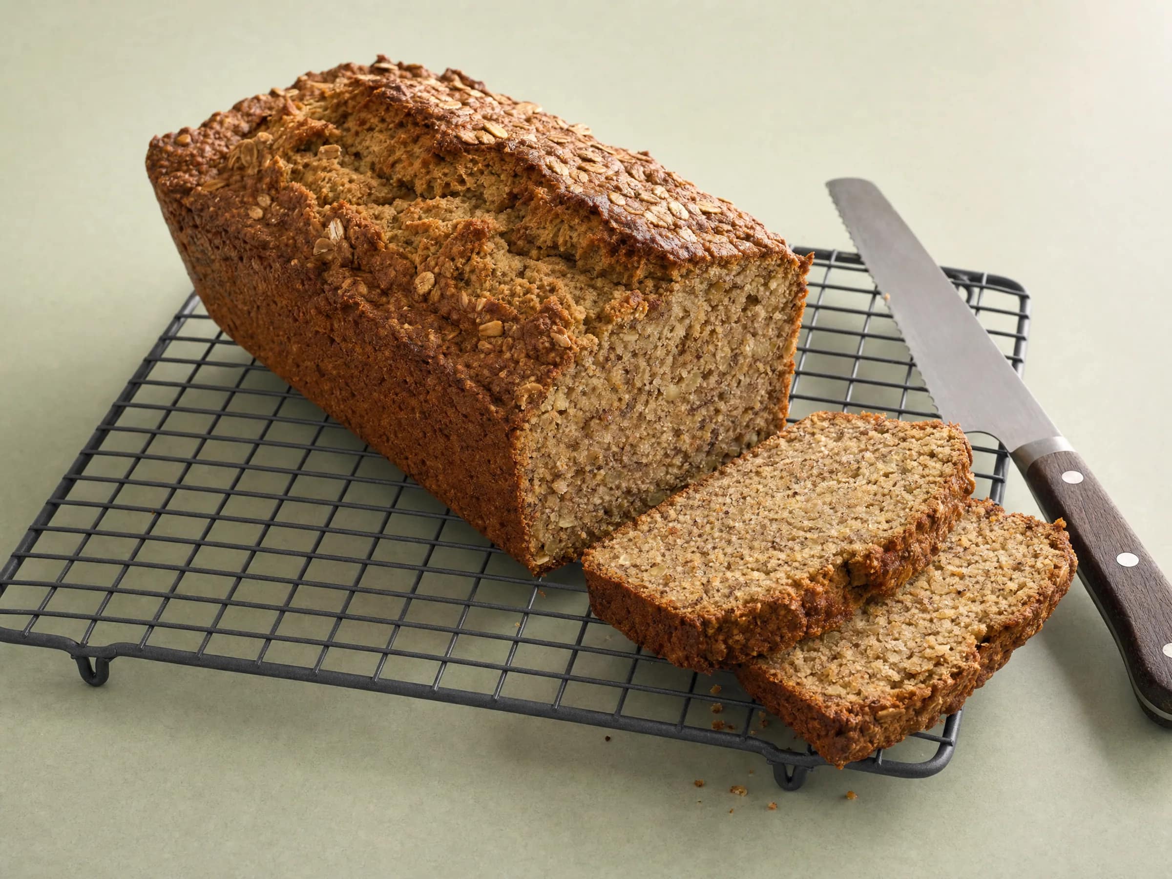 Bananenbrot ohne zugesetzten Zucker – Rezeptfoto Bananenbrot ohne zugesetzten Zucker mit Haferflocken, angeschnitten
