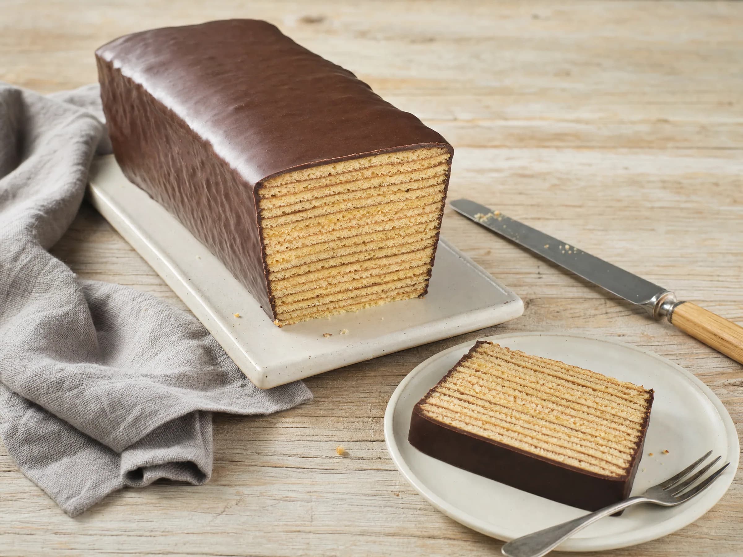 Baumkuchen aus der Kastenform mit feinen Schichten Rezeptfoto Baumkuchen aus der Kastenform mit feinen Schichten fertig angerichtet