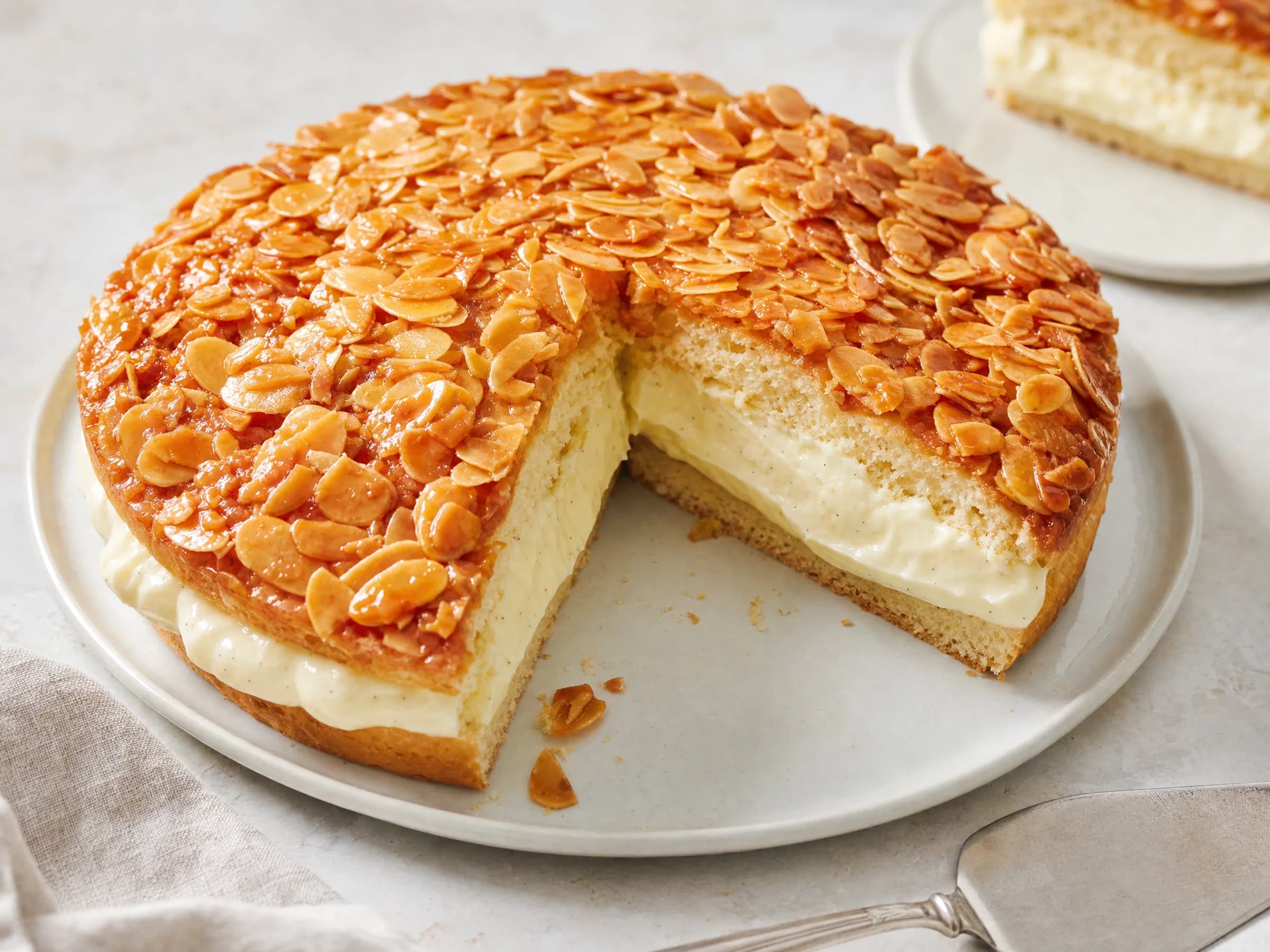 Bienenstich mit Vanillecreme Rezeptfoto Bienenstich mit Vanillecreme fertig angerichtet