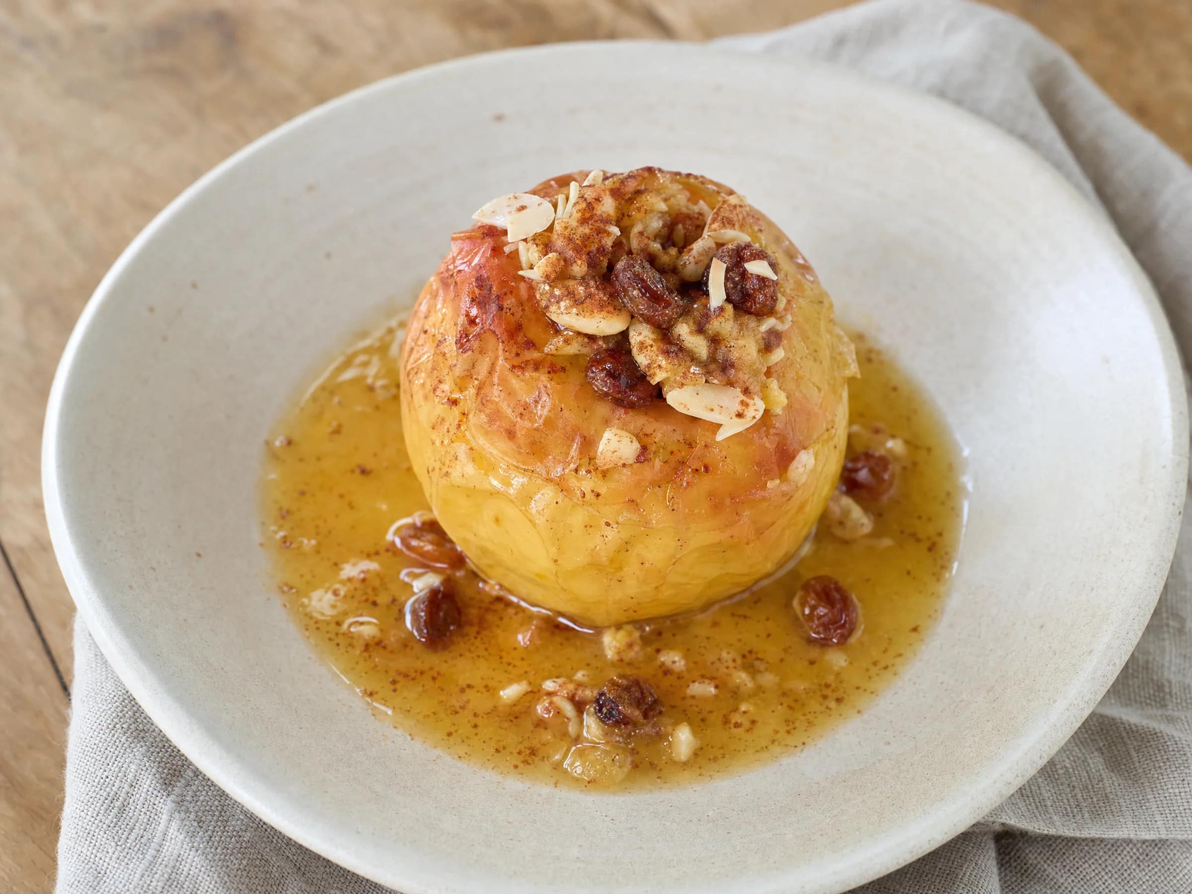 Bratapfel mit Marzipanfüllung und Ofensauce