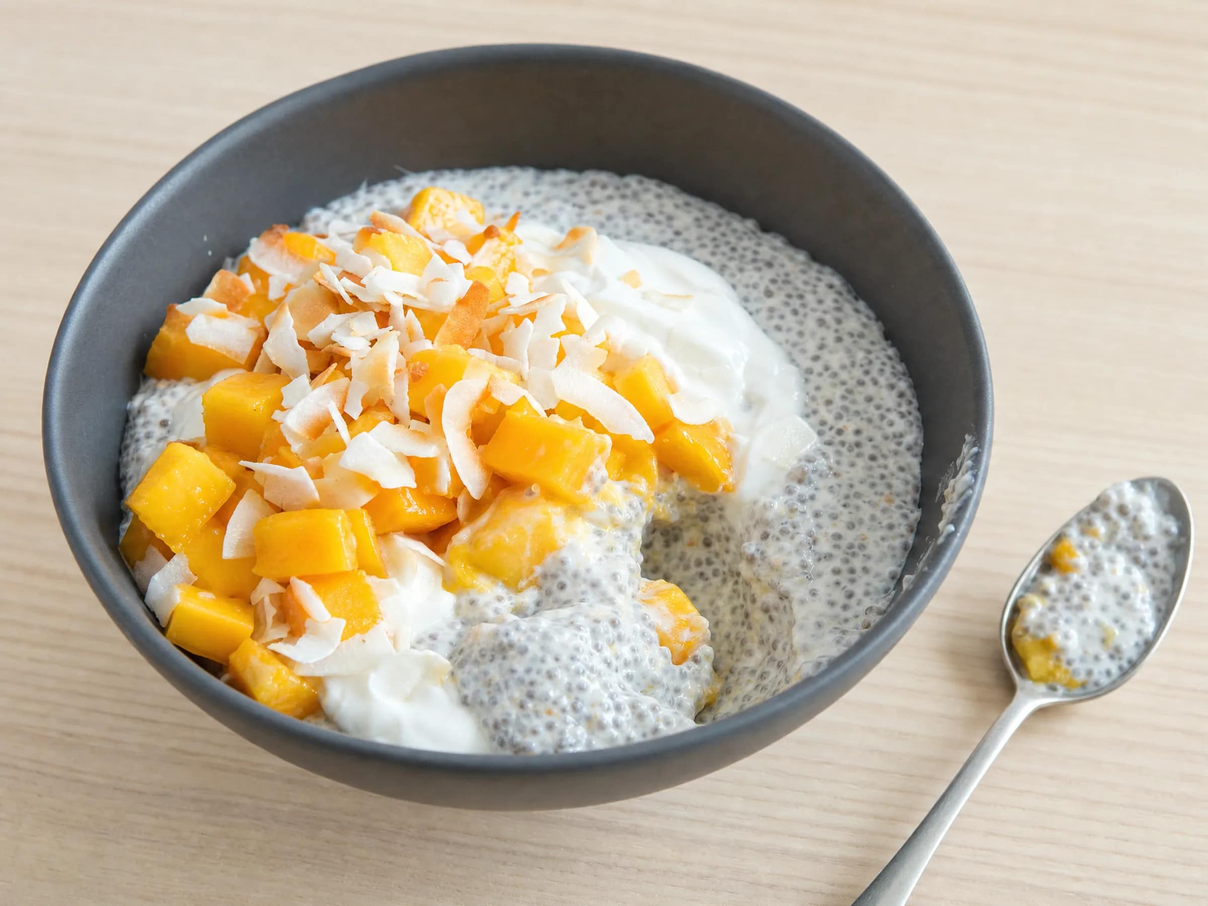 Chia-Pudding mit Kokosmilch, Mango und Kokosjoghurt