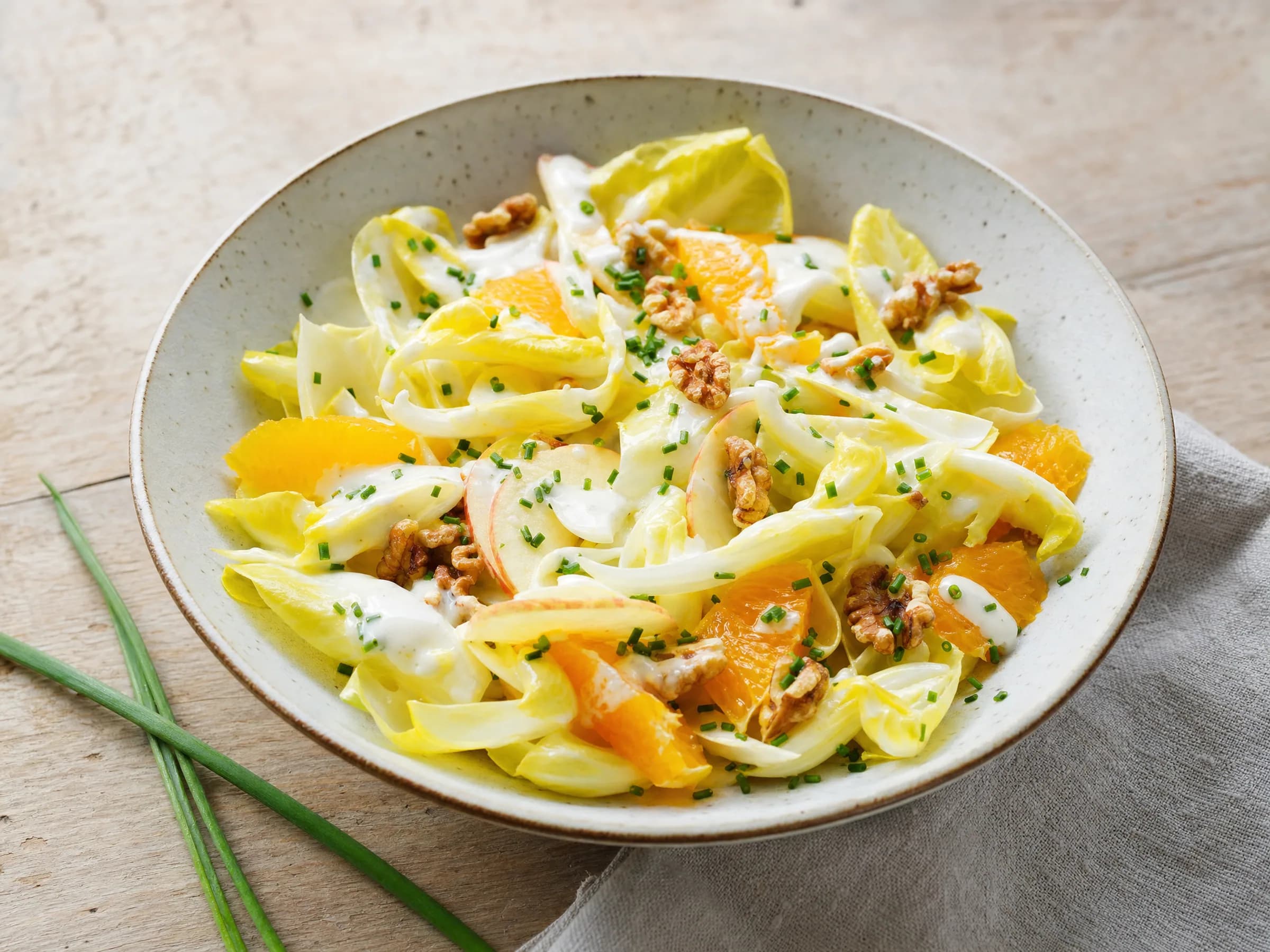 Chicorée Salat mit Orange und Joghurt-Dressing Rezeptfoto Chicorée Salat mit Orange und Joghurt-Dressing fertig angerichtet