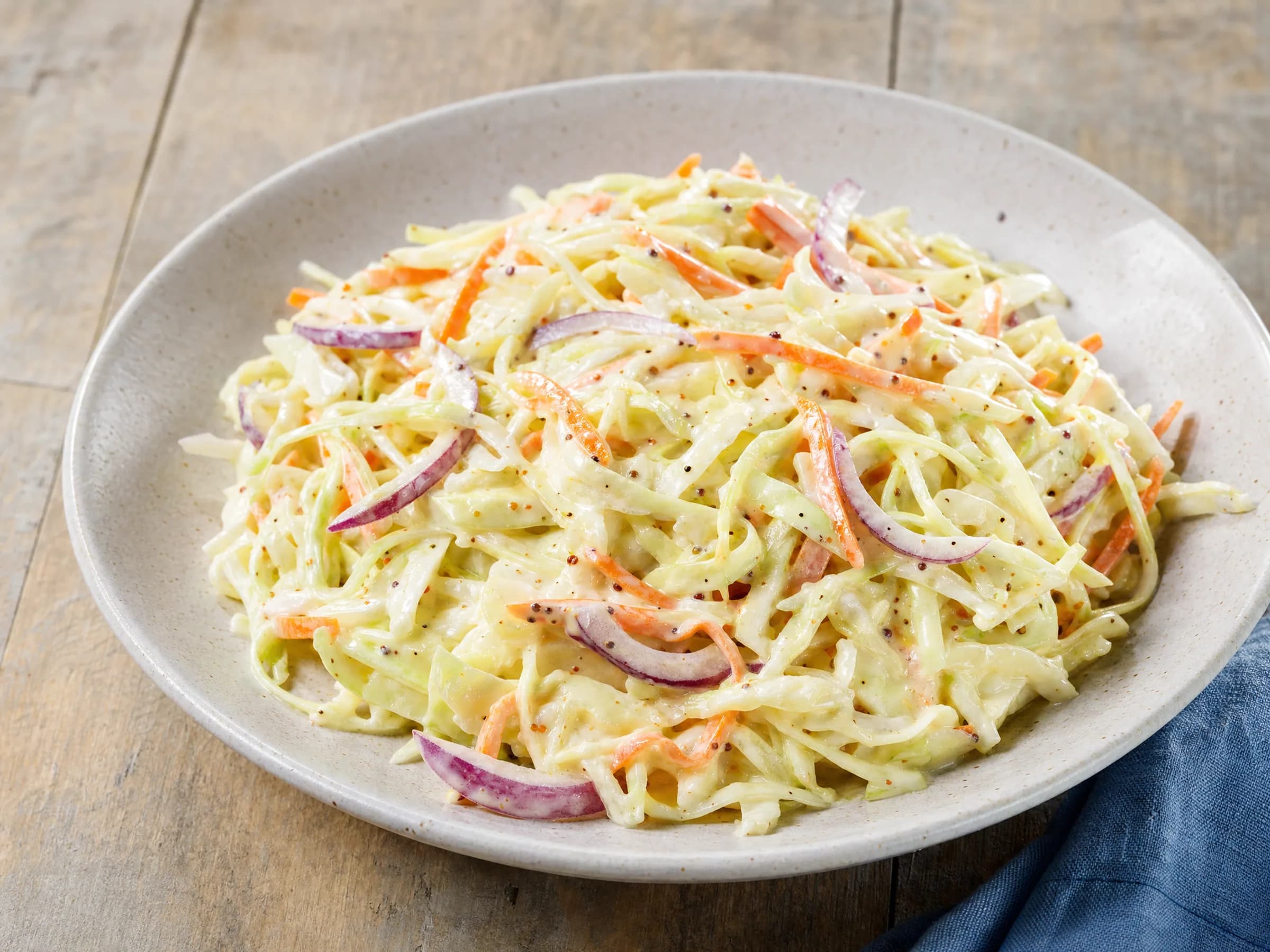 Amerikanischer Coleslaw – fein geschnitten und nicht wässrig Rezeptfoto Amerikanischer Coleslaw – fein geschnitten und nicht wässrig fertig angerichtet