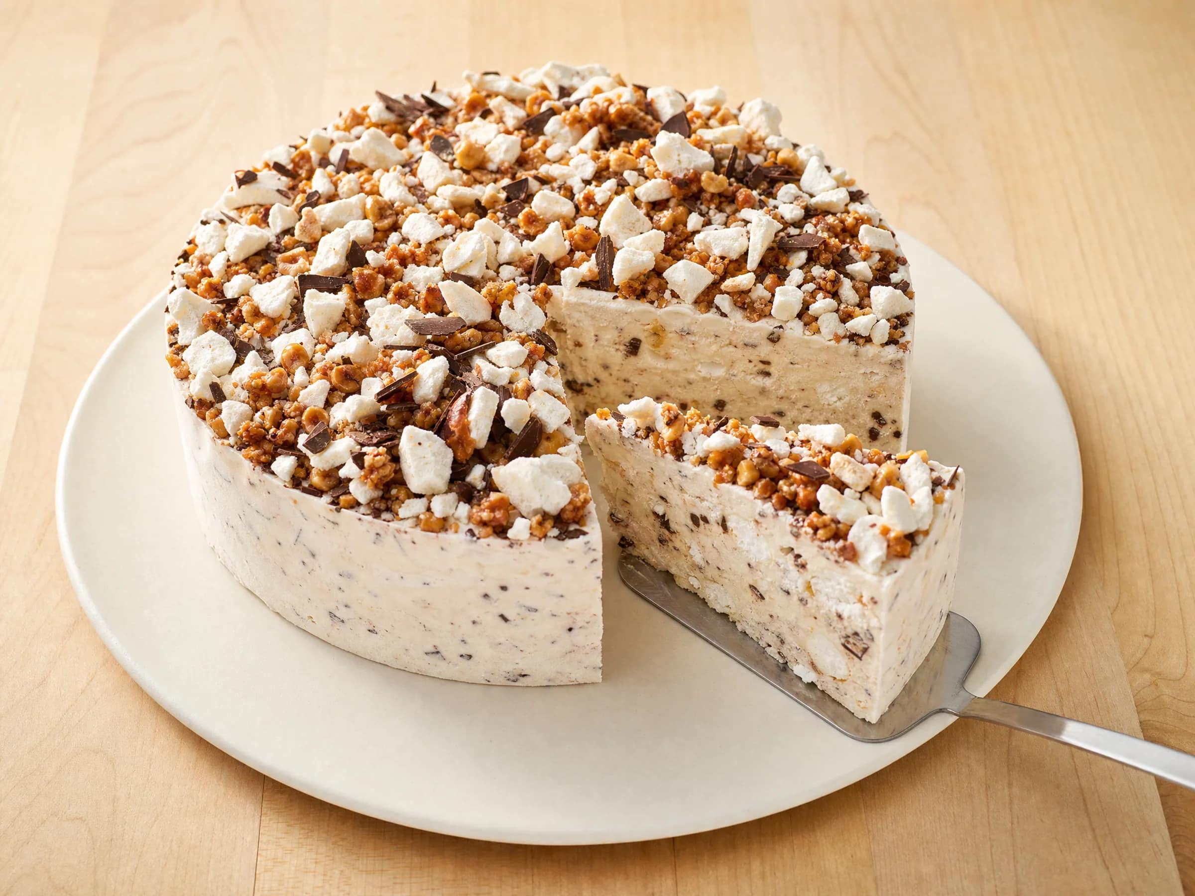 Eistorte mit Baiser und Haselnusskrokant ohne Eismaschine