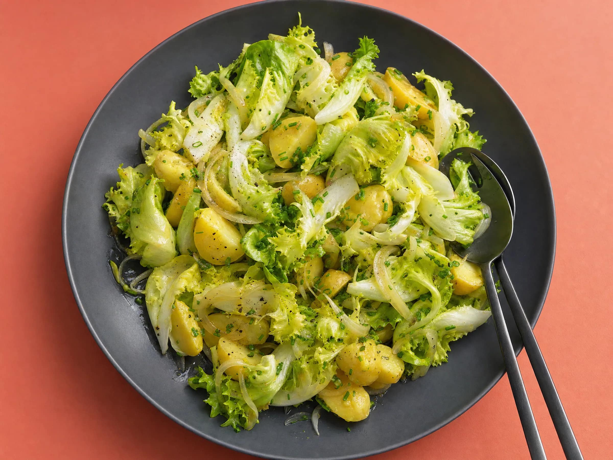 Endiviensalat mit Kartoffeln und warmem Oma-Dressing
