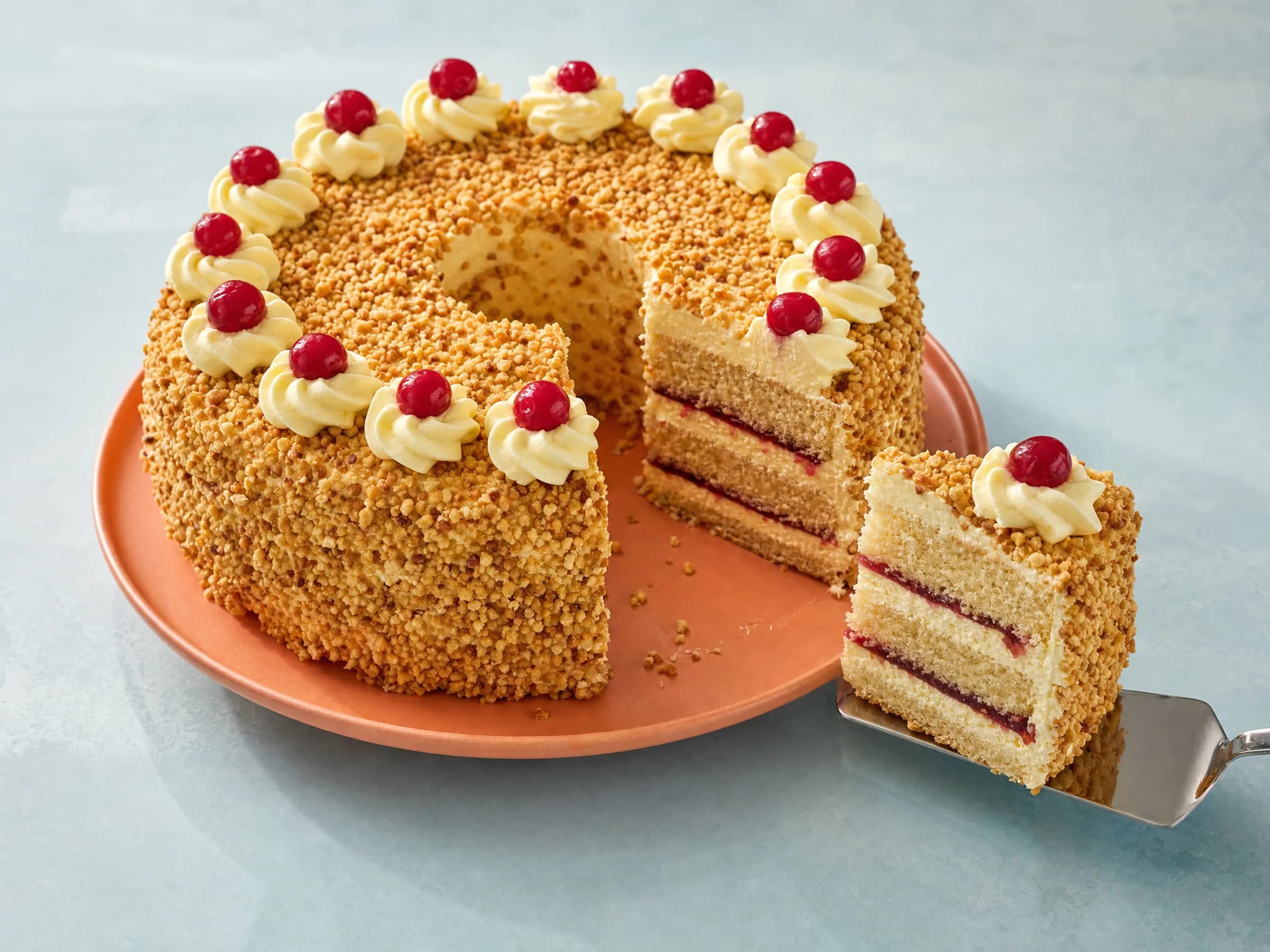 Frankfurter Kranz mit Pudding-Buttercreme und Krokant Rezeptfoto Frankfurter Kranz mit Pudding-Buttercreme und Krokant fertig angerichtet