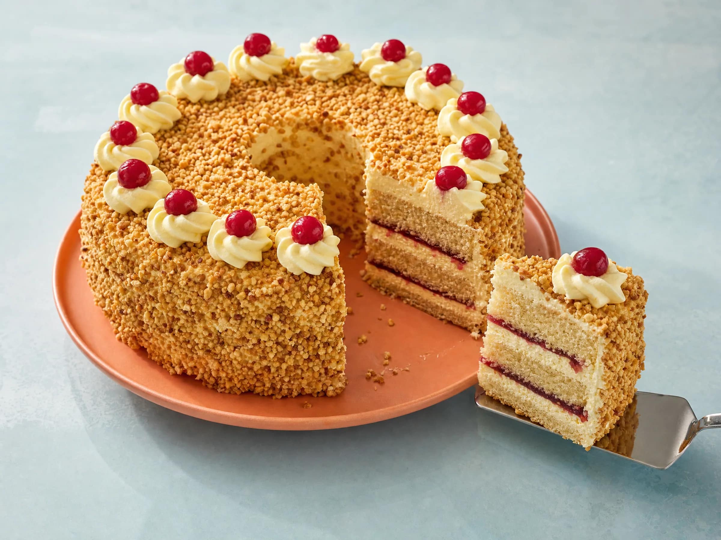 Frankfurter Kranz mit Pudding-Buttercreme und Krokant Rezeptfoto Frankfurter Kranz mit Pudding-Buttercreme und Krokant fertig angerichtet