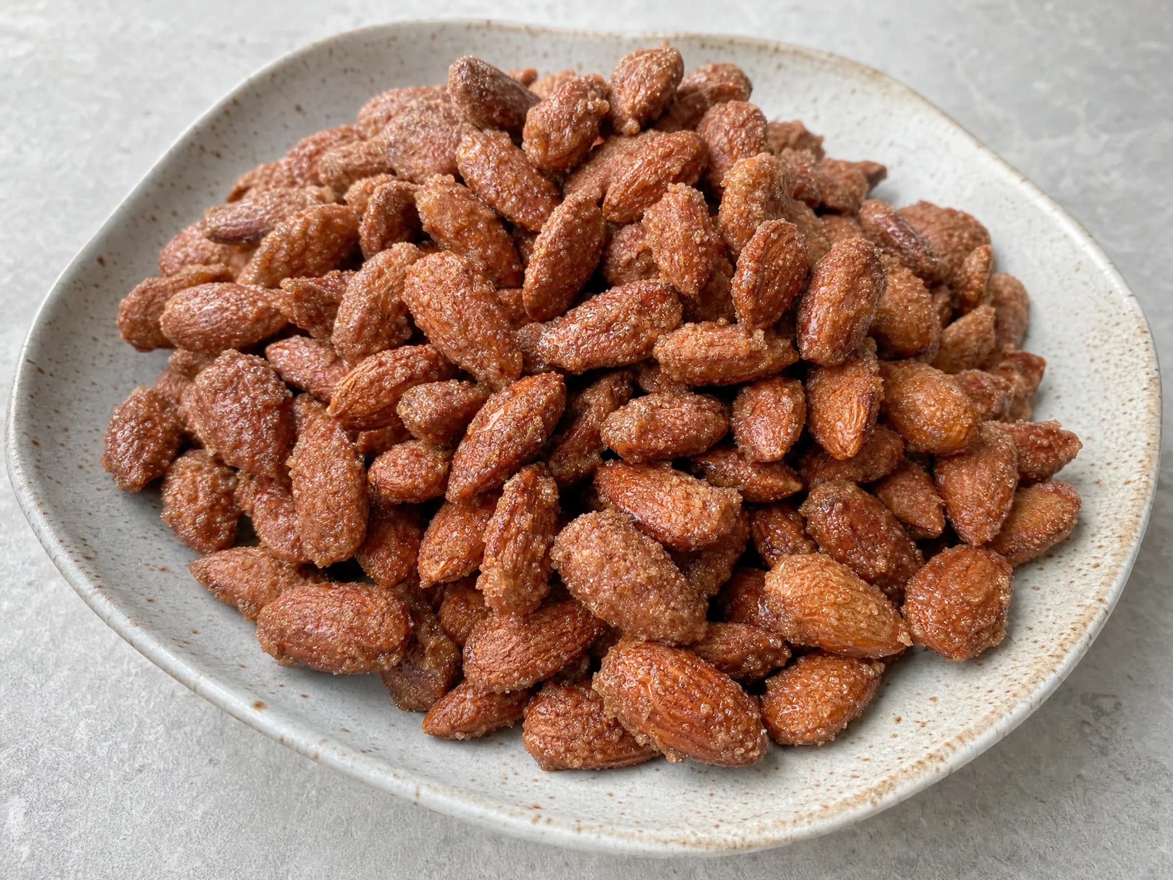 Gebrannte Mandeln aus der Pfanne Rezeptfoto Gebrannte Mandeln aus der Pfanne fertig angerichtet