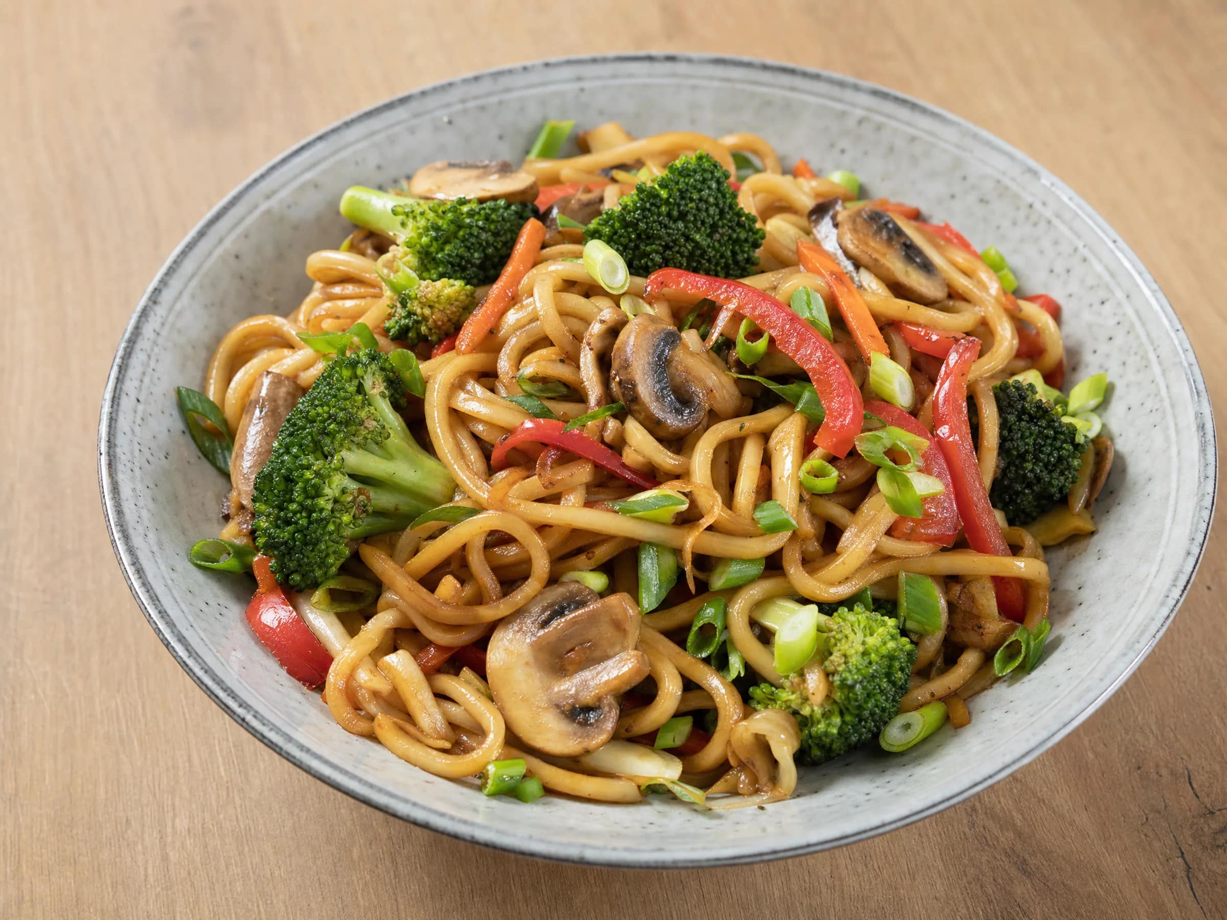 Gebratene Udon-Nudeln mit Gemüse und Sojasauce