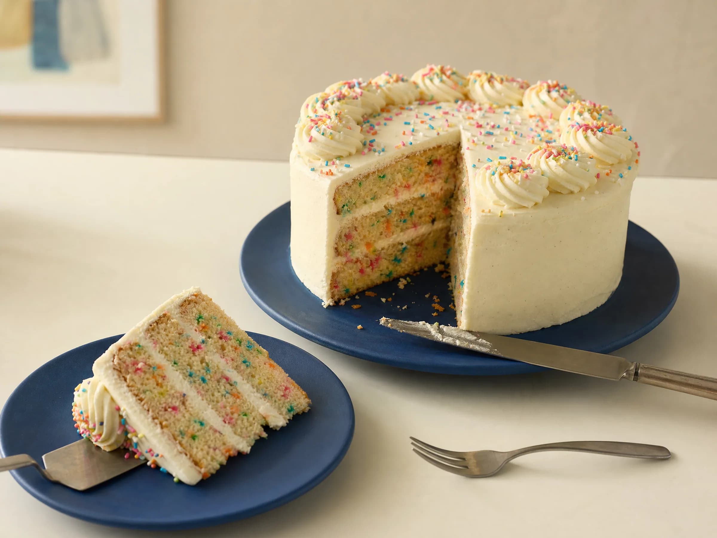 Geburtstagstorte mit Konfetti-Rührteig und Vanille-Buttercreme Rezeptfoto Geburtstagstorte mit Konfetti-Rührteig und Vanille-Buttercreme fertig angerichtet