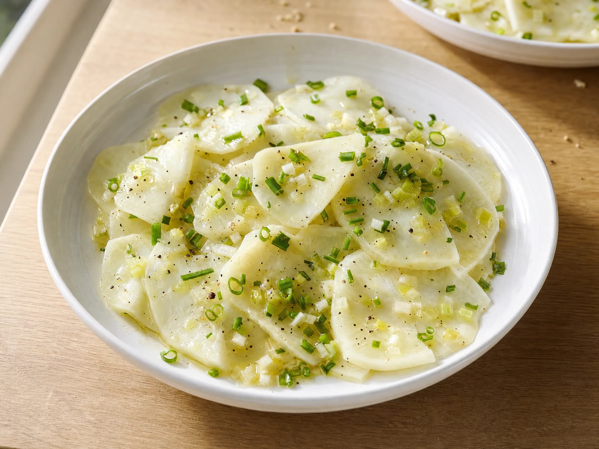 Gekochter Selleriesalat mit Essig-Öl-Marinade Rezeptfoto Gekochter Selleriesalat mit Essig-Öl-Marinade fertig angerichtet