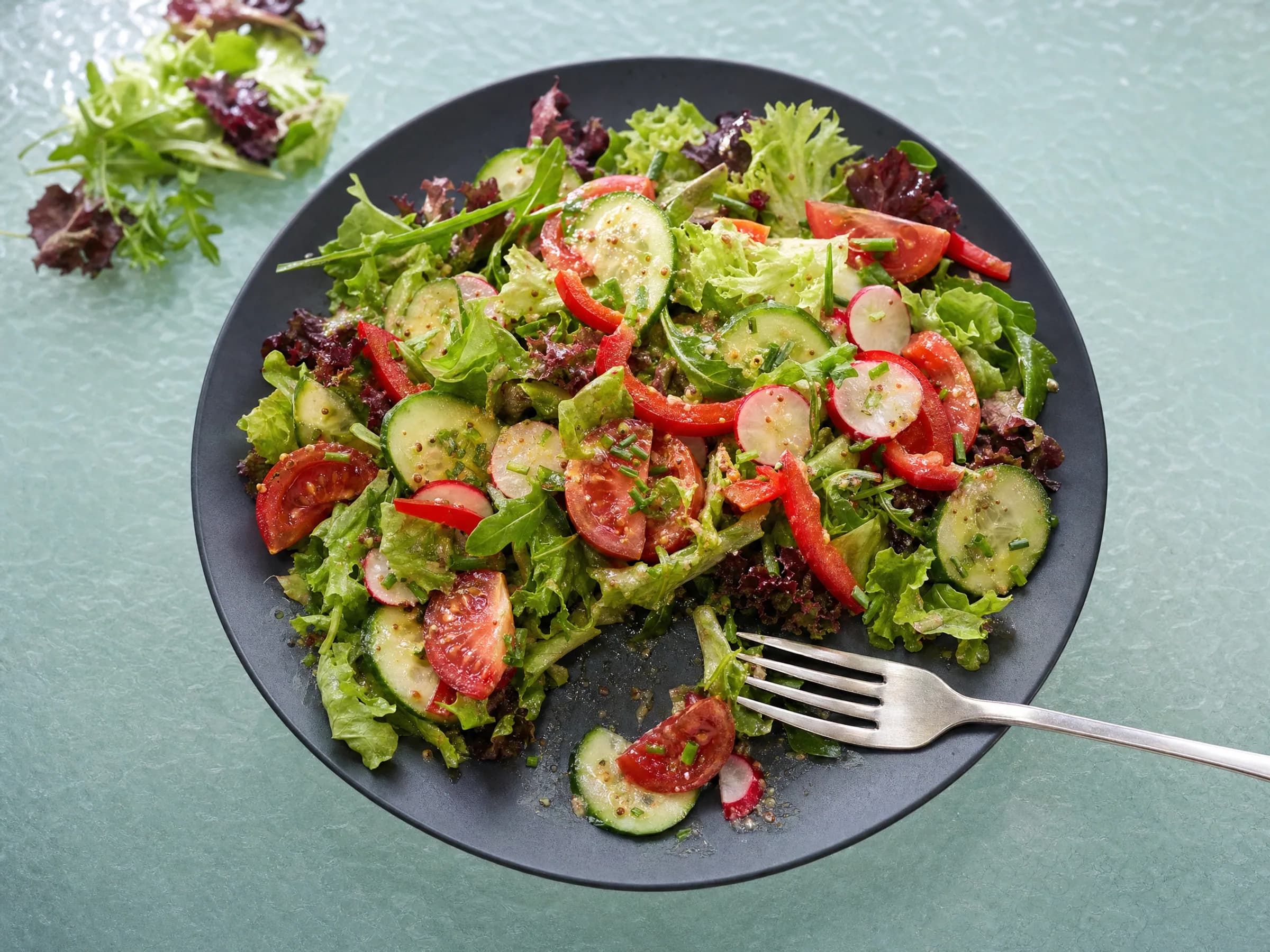 Gemischter Salat mit Senf-Dressing Rezeptfoto Gemischter Salat mit Senf-Dressing fertig angerichtet