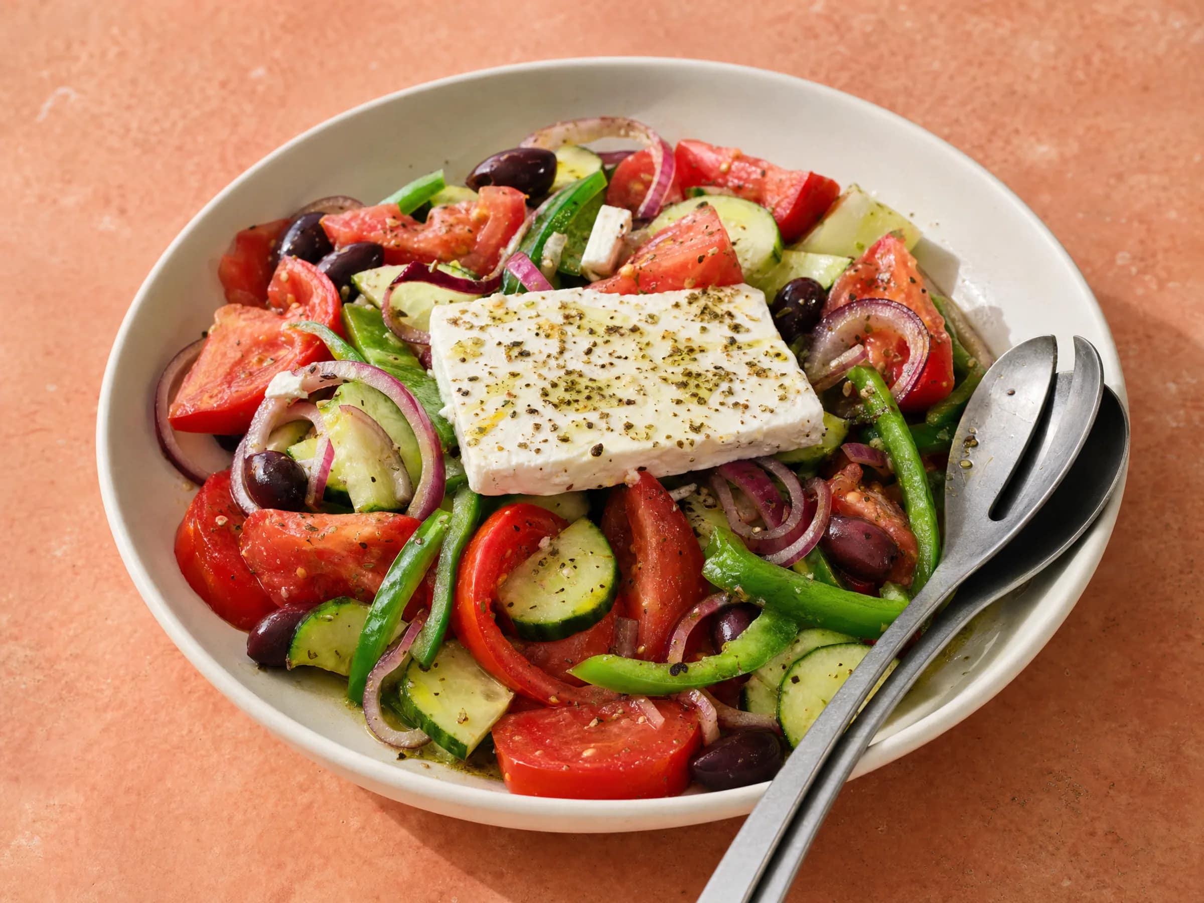 Griechischer Salat mit Feta und Oregano-Dressing