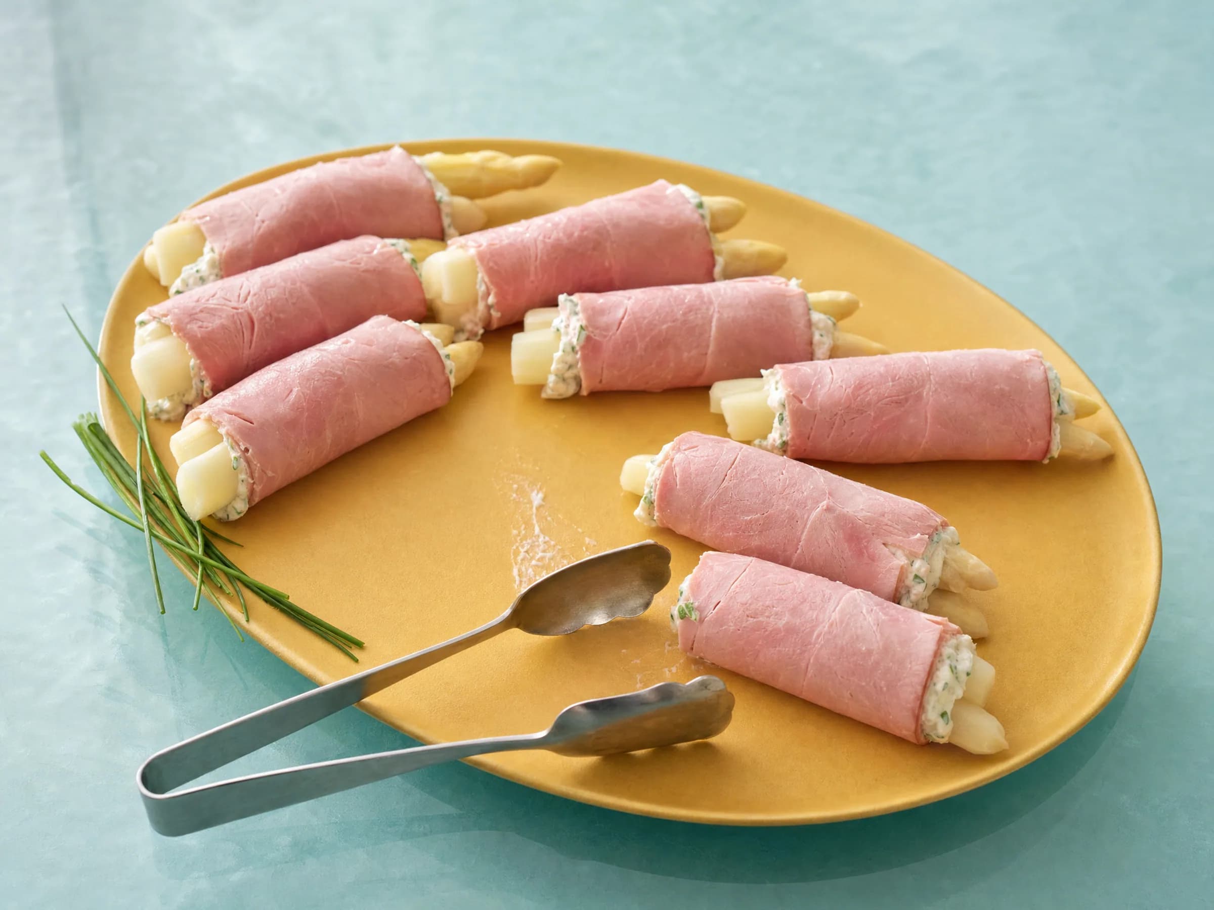 Schinkenröllchen mit Spargel und Senf-Kräuter-Creme Rezeptfoto Schinkenröllchen mit Spargel und Senf-Kräuter-Creme fertig angerichtet