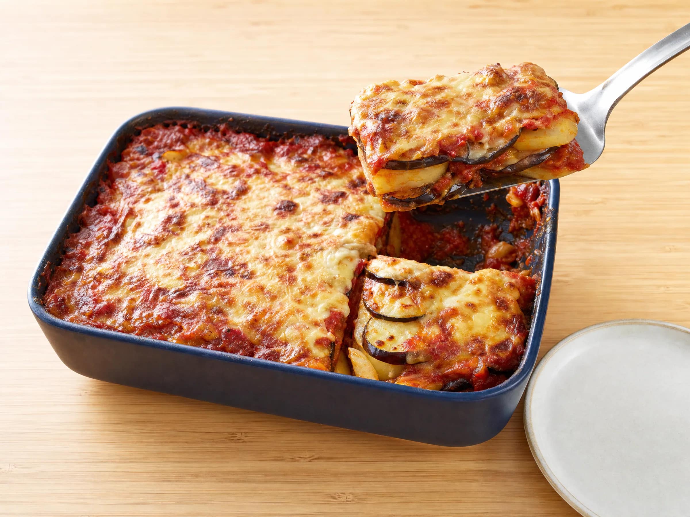 Kartoffel-Auberginen-Auflauf mit Tomatensauce und Käsehaube