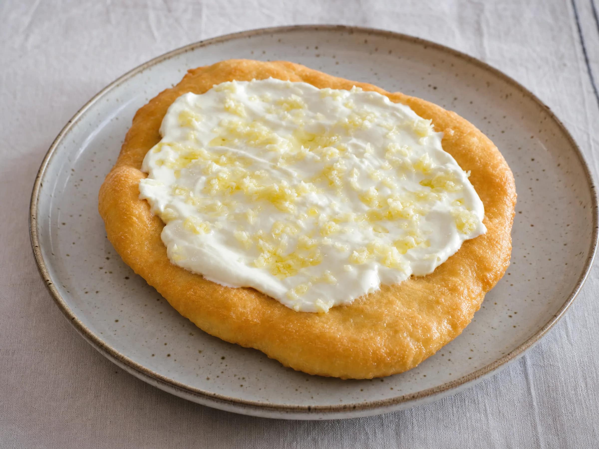 Lángos mit Knoblauch, Sauerrahm und Käse
