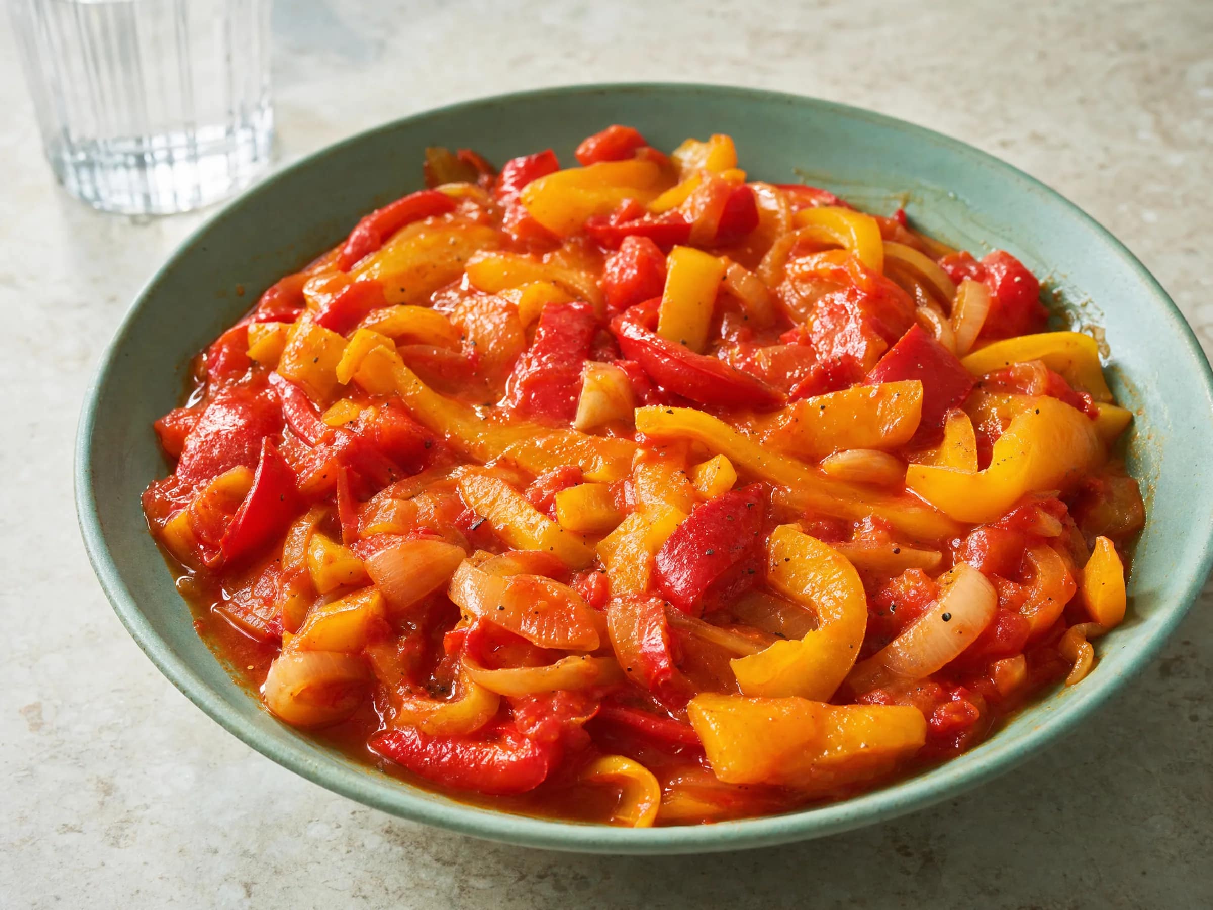 Letscho mit Spitzpaprika und Tomaten
