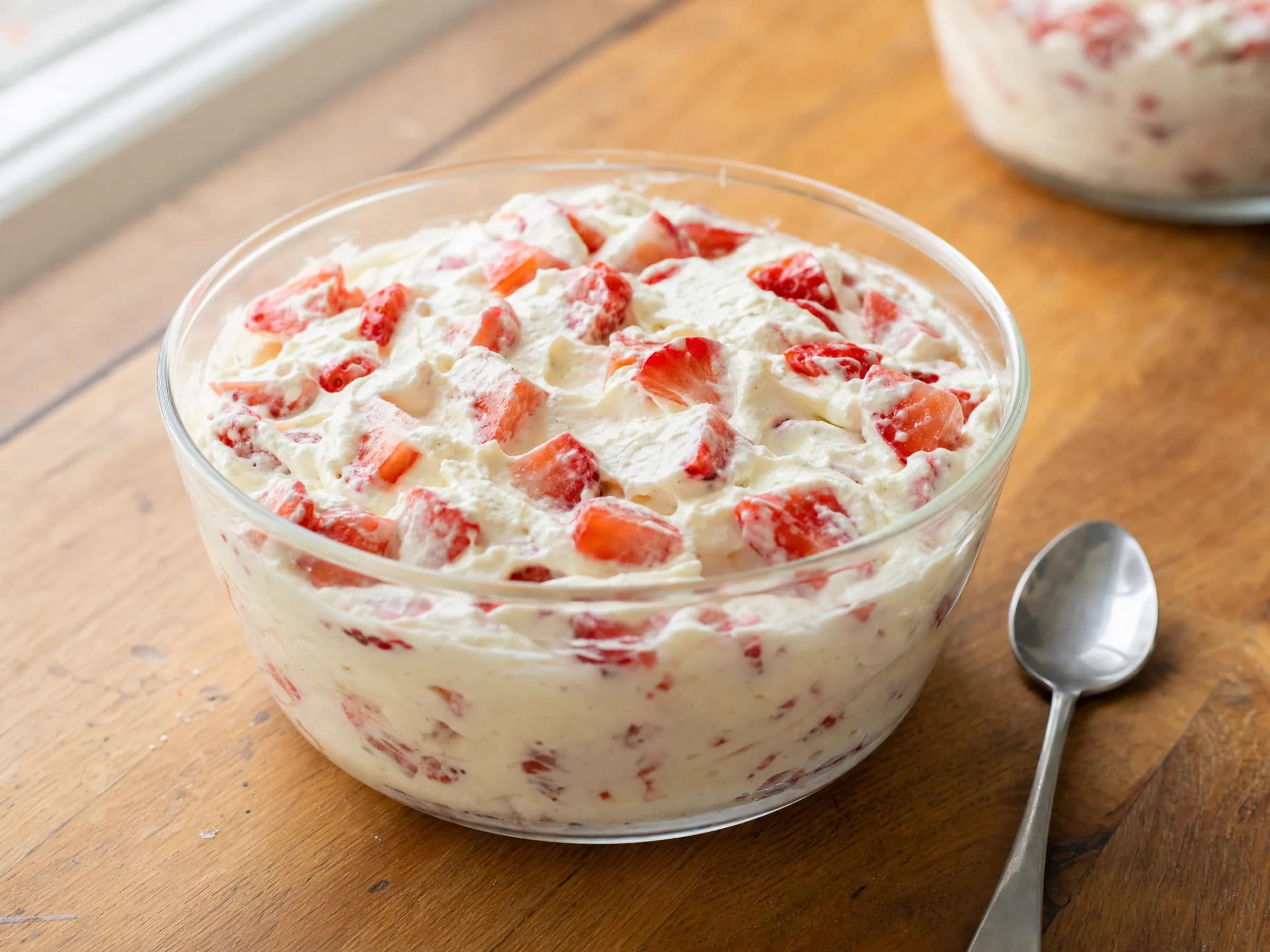 Mascarpone-Creme mit Erdbeeren – luftig und standfest