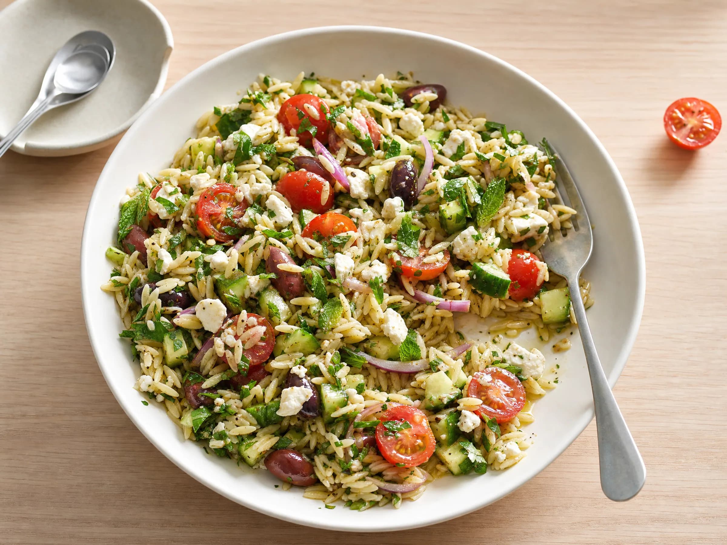 Mediterraner Orzo-Salat mit Feta Rezeptfoto Mediterraner Orzo-Salat mit Feta fertig angerichtet