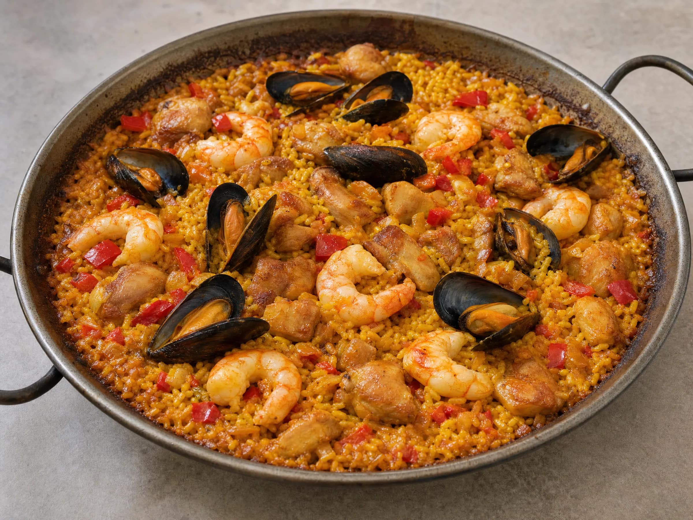 Paella mixta mit Hähnchen, Garnelen und Muscheln