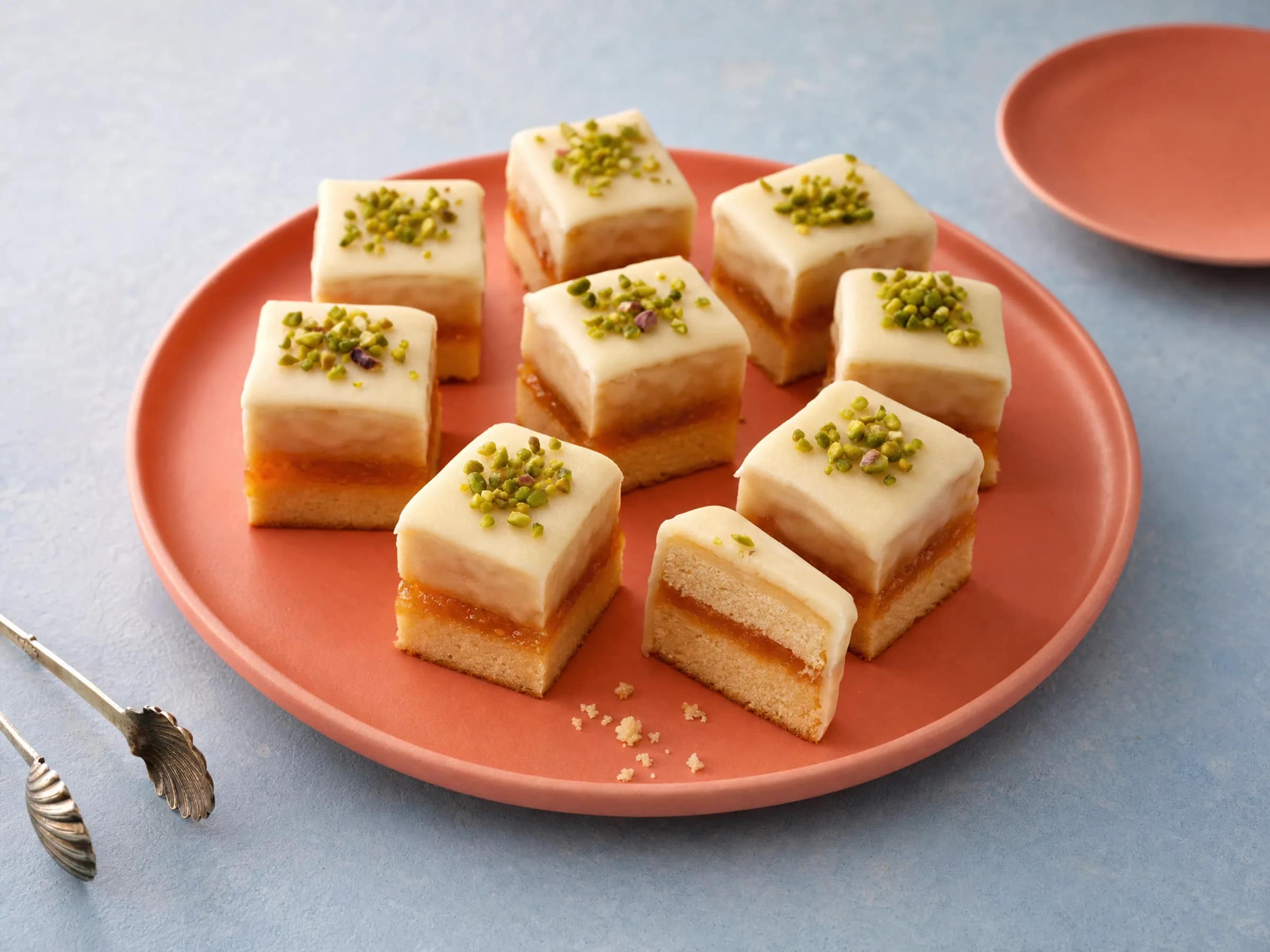 Petits Fours mit Aprikosenkonfitüre und Marzipan