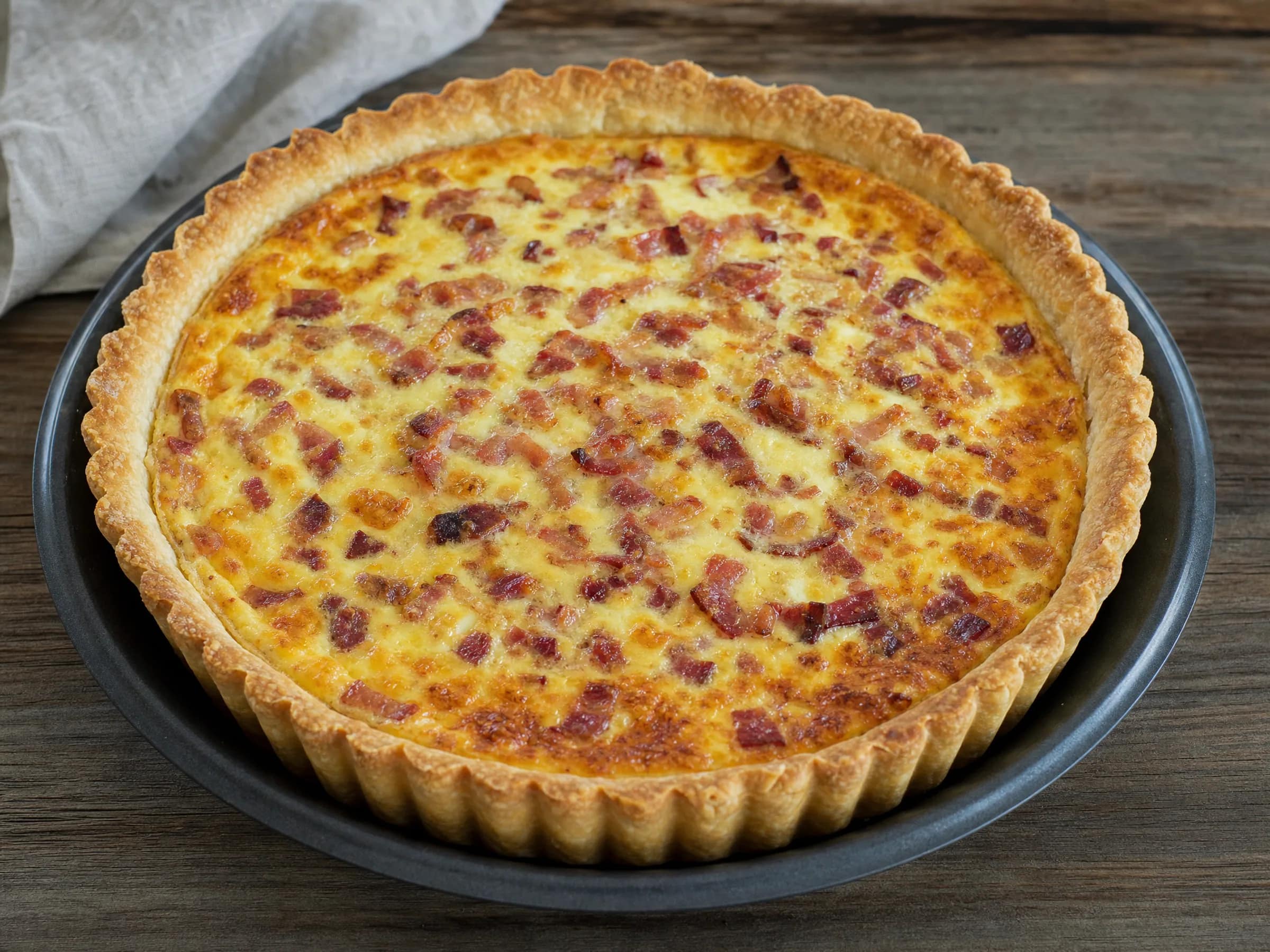 Quiche Lorraine mit Mürbeteig und Speck-Guss