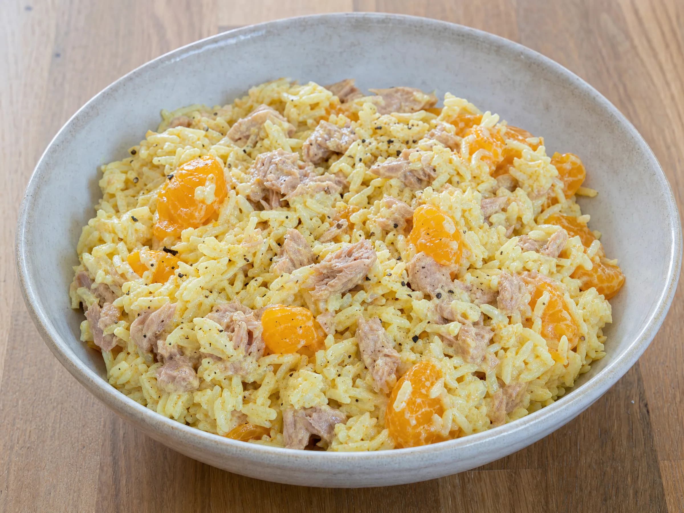 Reissalat mit Curry, Mandarinen und Thunfisch Rezeptfoto Reissalat mit Curry, Mandarinen und Thunfisch fertig angerichtet