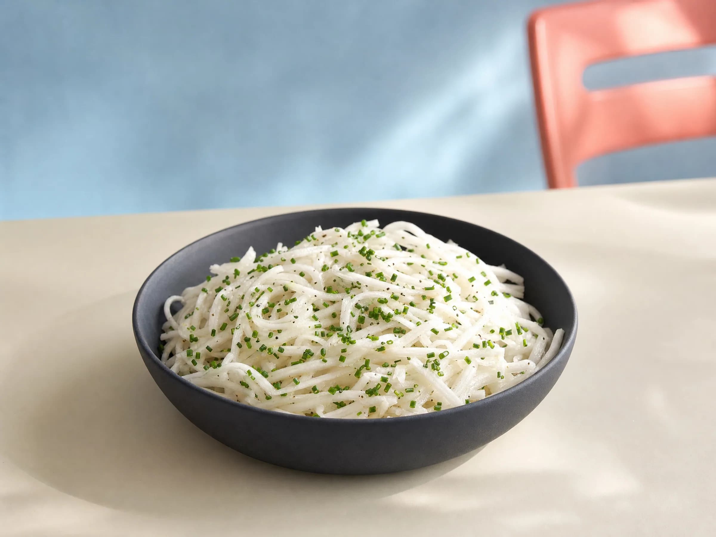 Klassischer bayerischer Rettichsalat mit Schnittlauch Rezeptfoto Klassischer bayerischer Rettichsalat mit Schnittlauch fertig angerichtet
