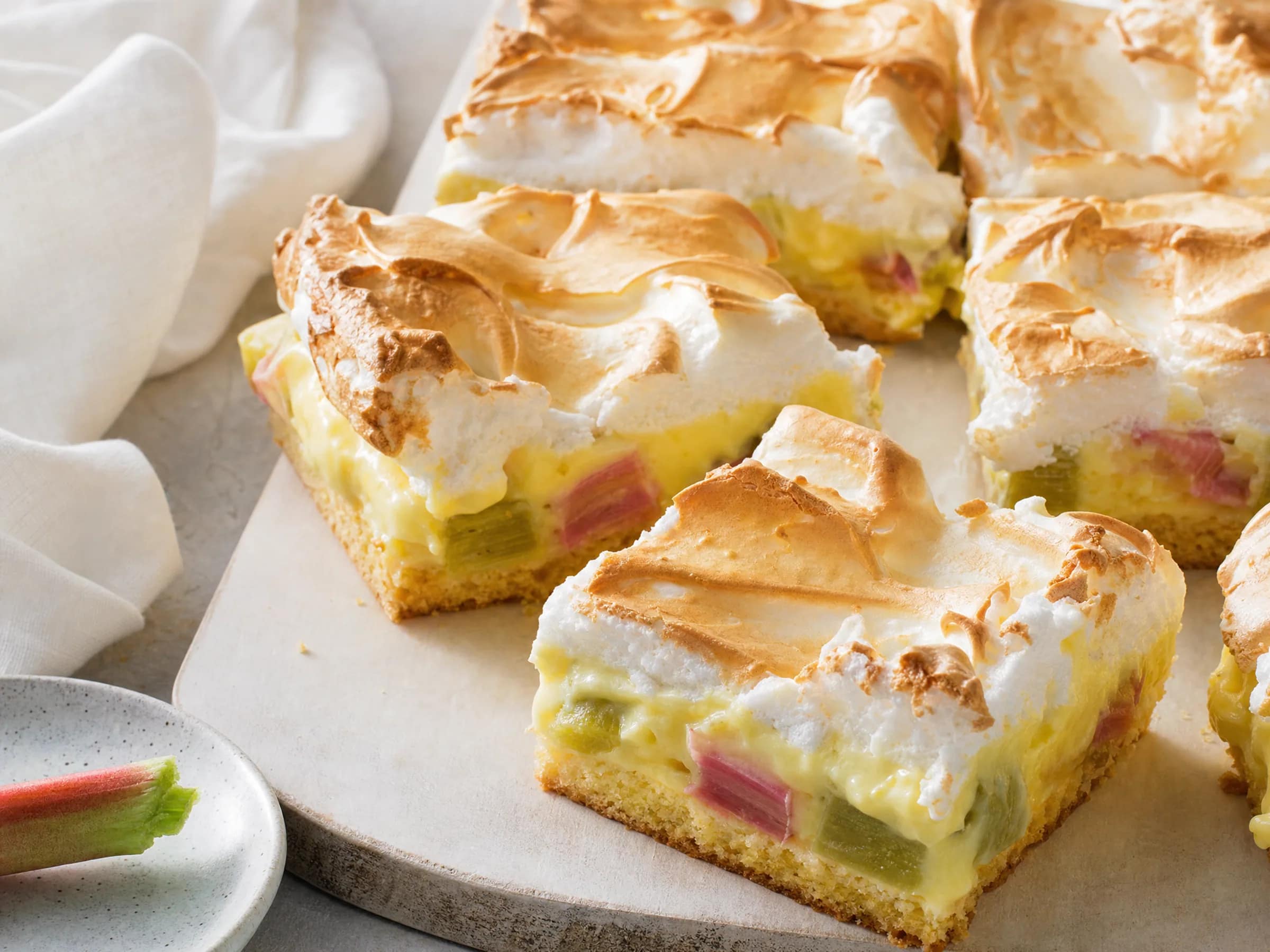 Rhabarberkuchen vom Blech mit Pudding und Baiser